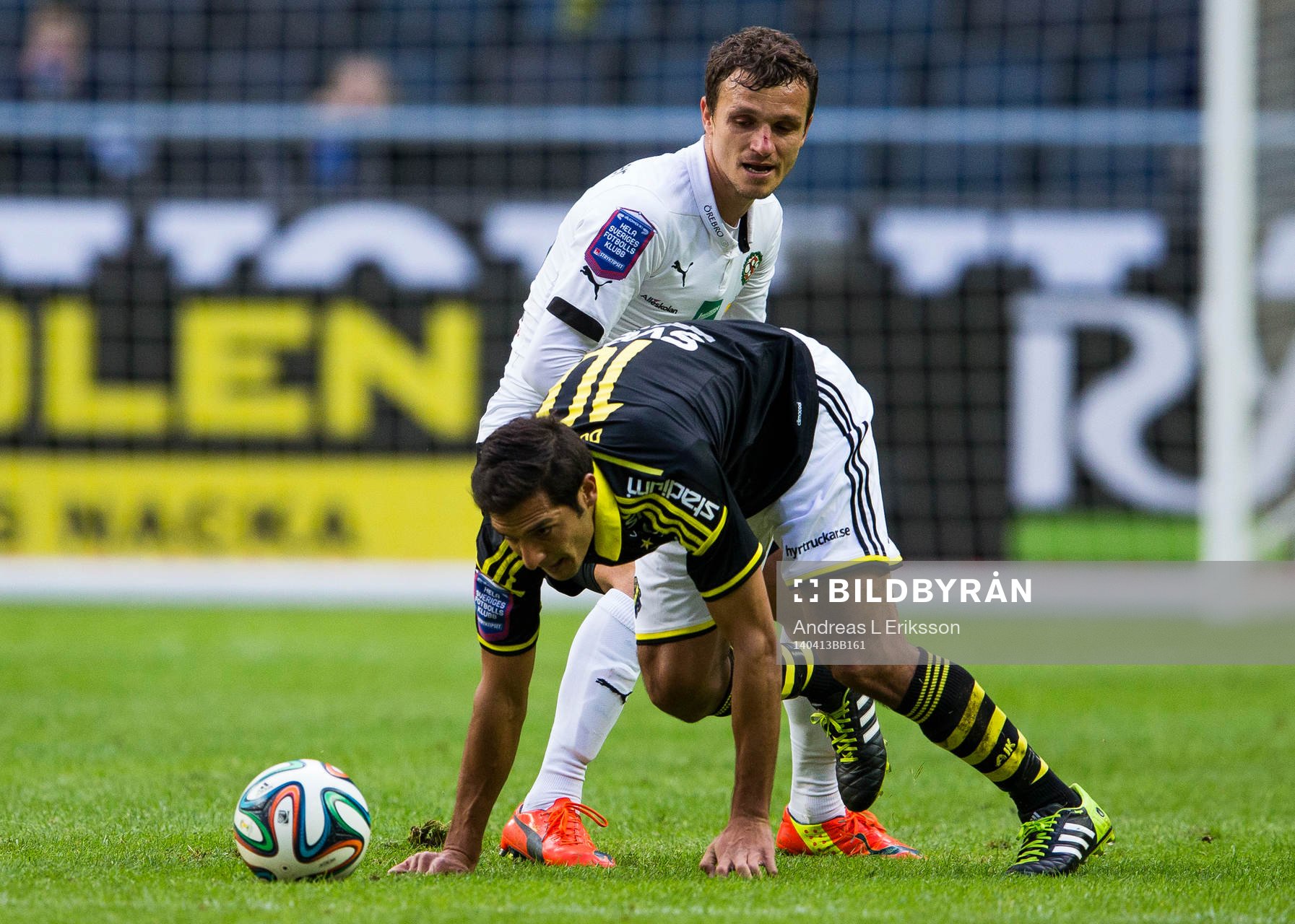 s Celso Borges i kamp om bollen
