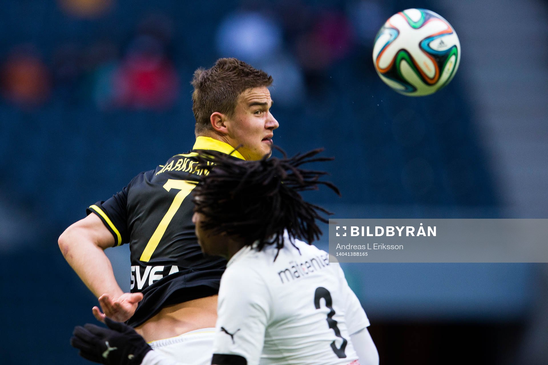 AIK:s Eero Markkanen i en nickduell med Örebros Ayanda Nkili under fotbollsmatchen i Allsvenskan mellan AIK och Örebro den 13 april 2014 i Stockholm.