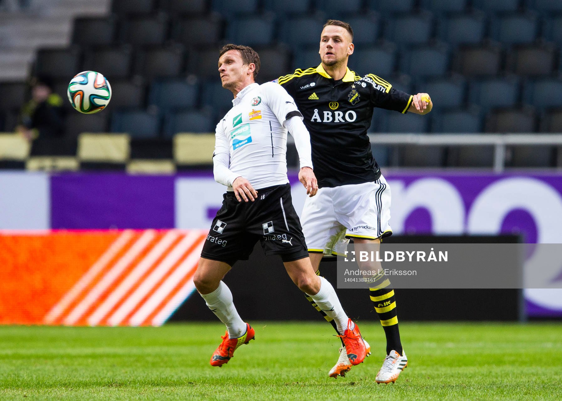 s Alexander Milosevic i kamp om bollen