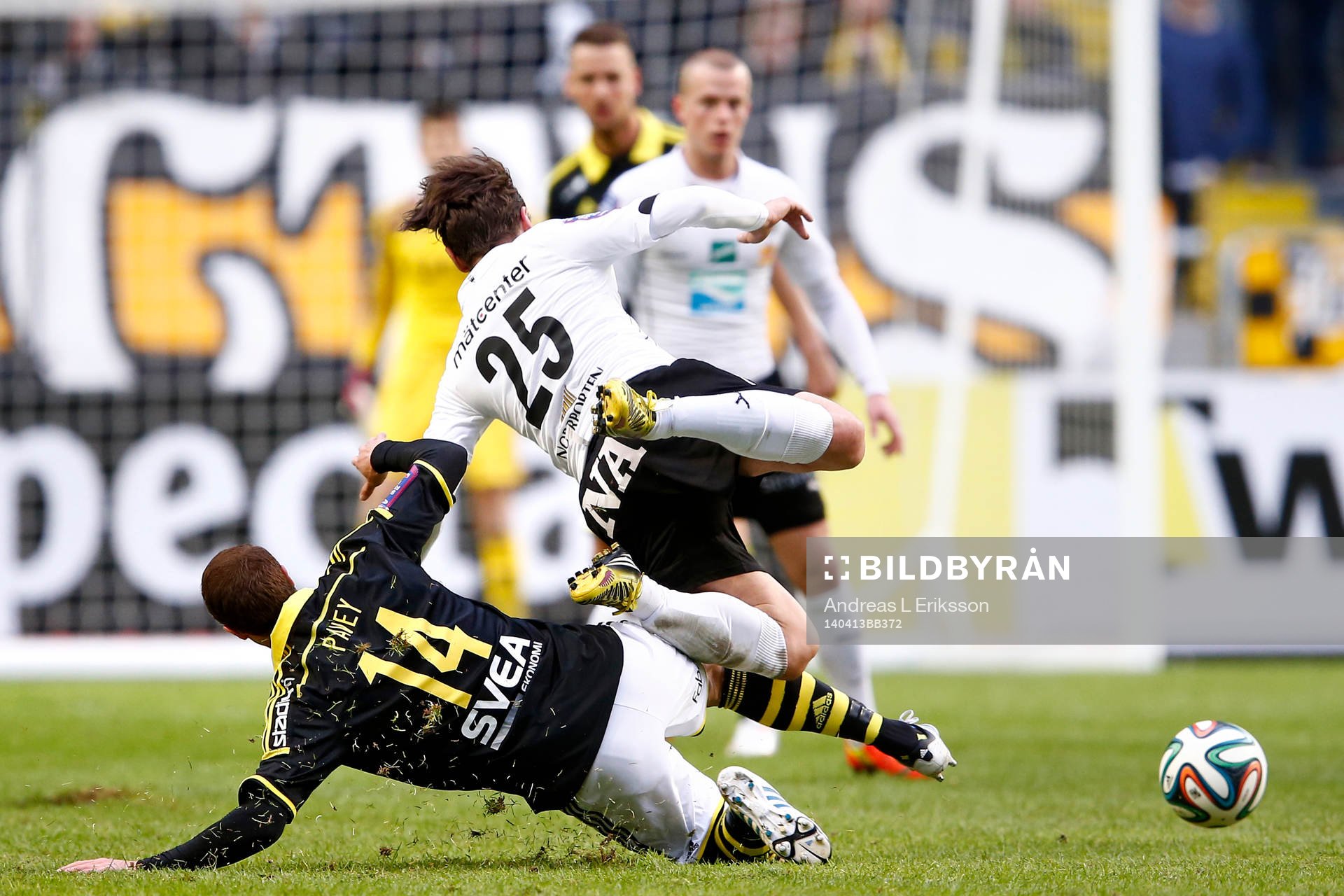 AIK:s Kenny Pavey fäller Örebros Nordin Gerzic under fotbollsmatchen i Allsvenskan mellan AIK och Örebro den 13 april 2014 i Stockholm. 