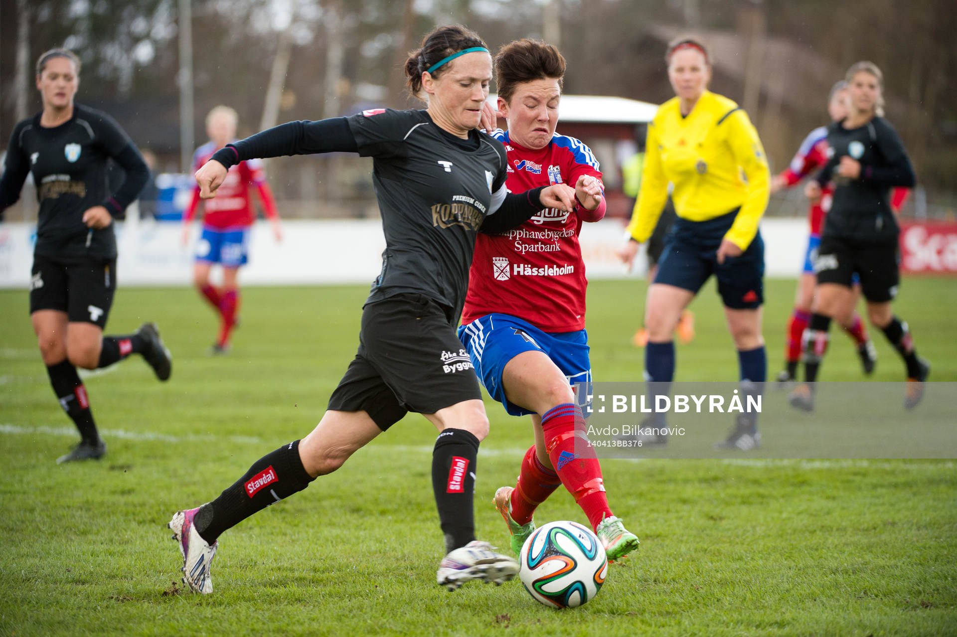 Kopparbergs Marlene Sjöberg och Vittsjös Elin Nilsen under fotbollsmatchen i Damallsvenskan mellan Vittsjö och Kopparbergs Göteborg den 13 april 2014 i Vittsjö