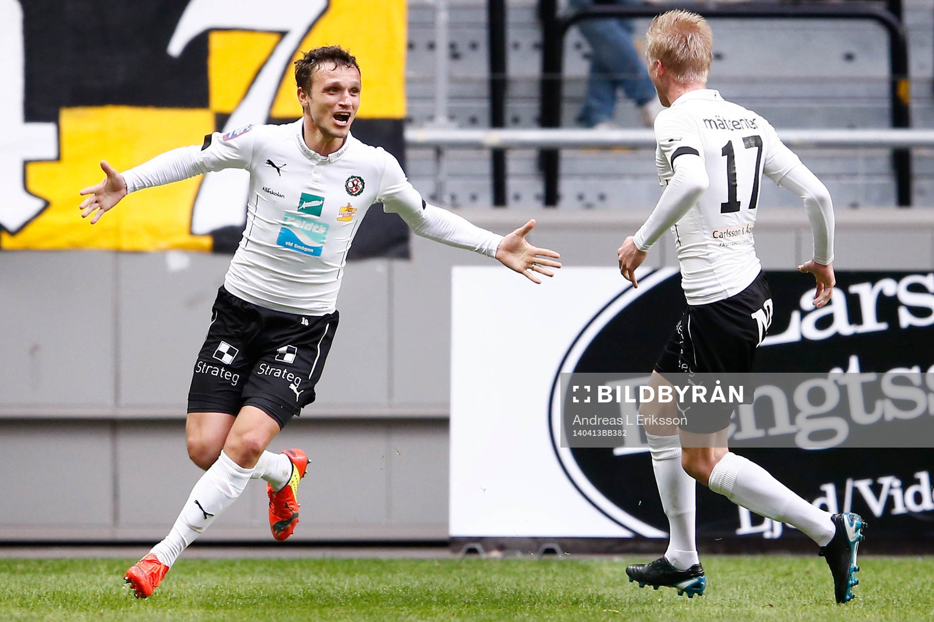 Örebros Shpetim Hasani jublar med Karl Holmberg