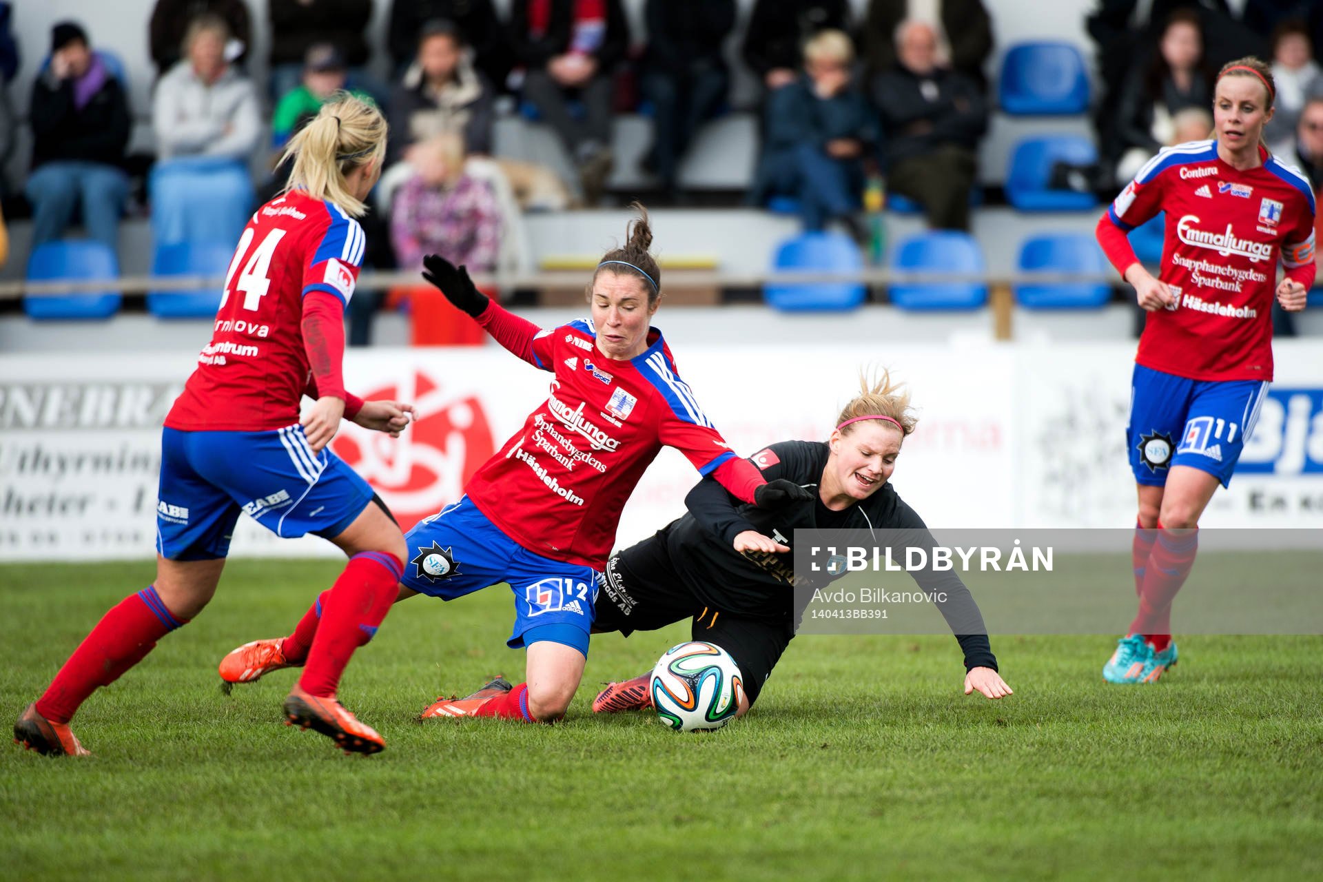 Vittsjös Jane Ross och Kopparberg Göteborgs Sara Lindén under fotbollsmatchen i Damallsvenskan mellan Vittsjö och Kopparbergs Göteborg den 13 april 2014 i Vittsjö