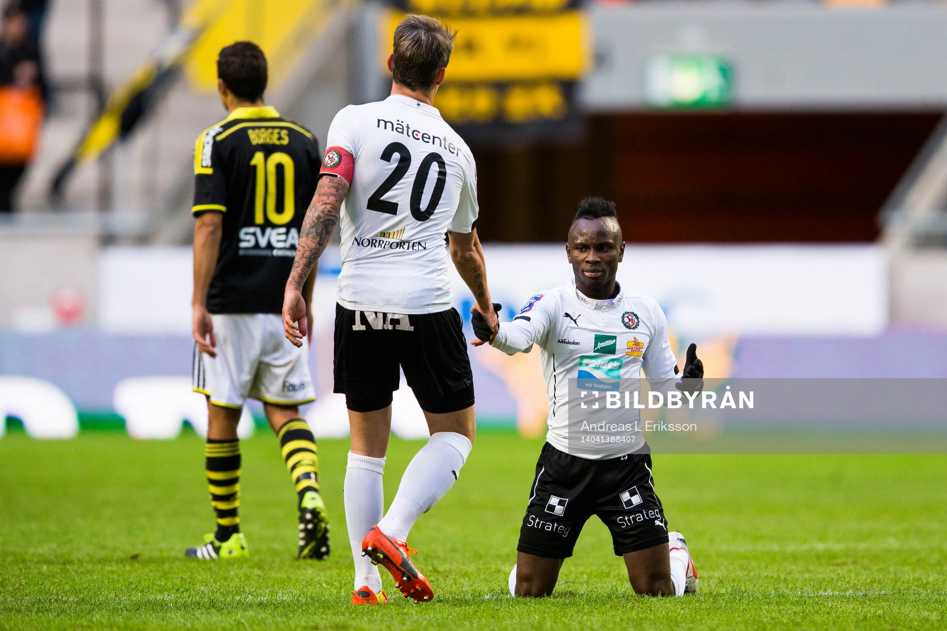 Örebros Erik Moberg och Samuel Mensiro gratulerar varann efter fotbollsmatchen i Allsvenskan mellan AIK och Örebro den 13 april 2014 i Stockholm. 
