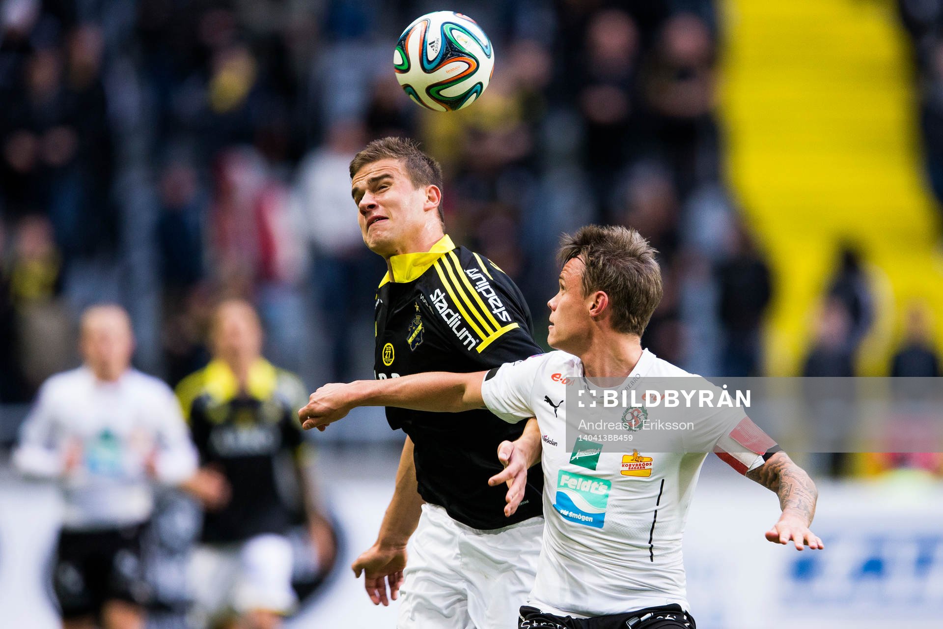 s Eero Markkanen i kamp om bollen med Örebros Erik Moberg