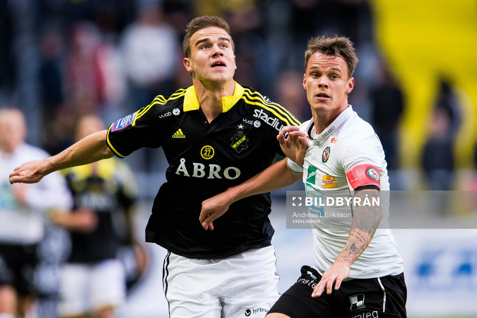s Eero Markkanen i kamp om bollen med Örebros Erik Moberg