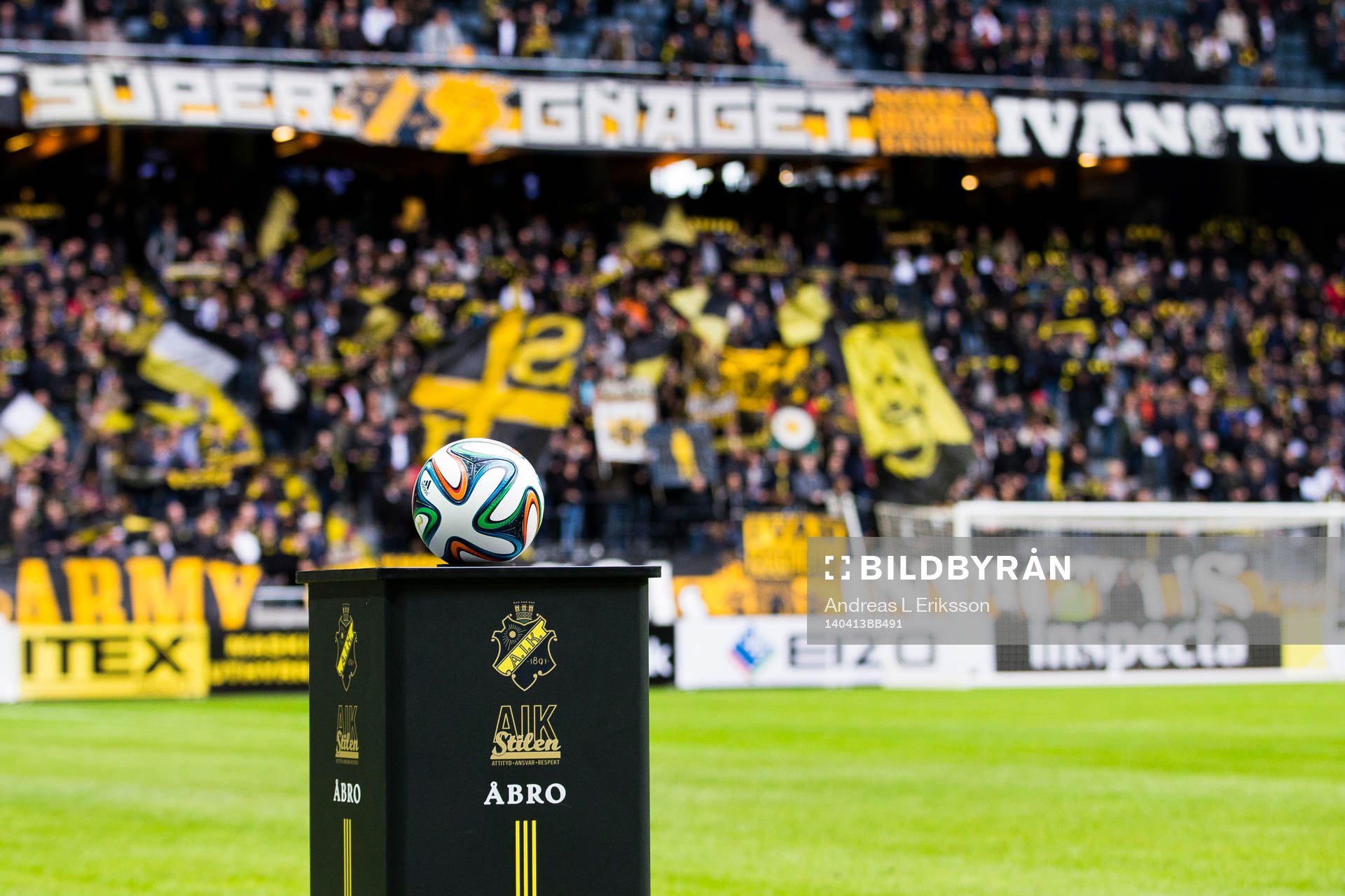 Matchbollen på ett podie innan fotbollsmatchen i