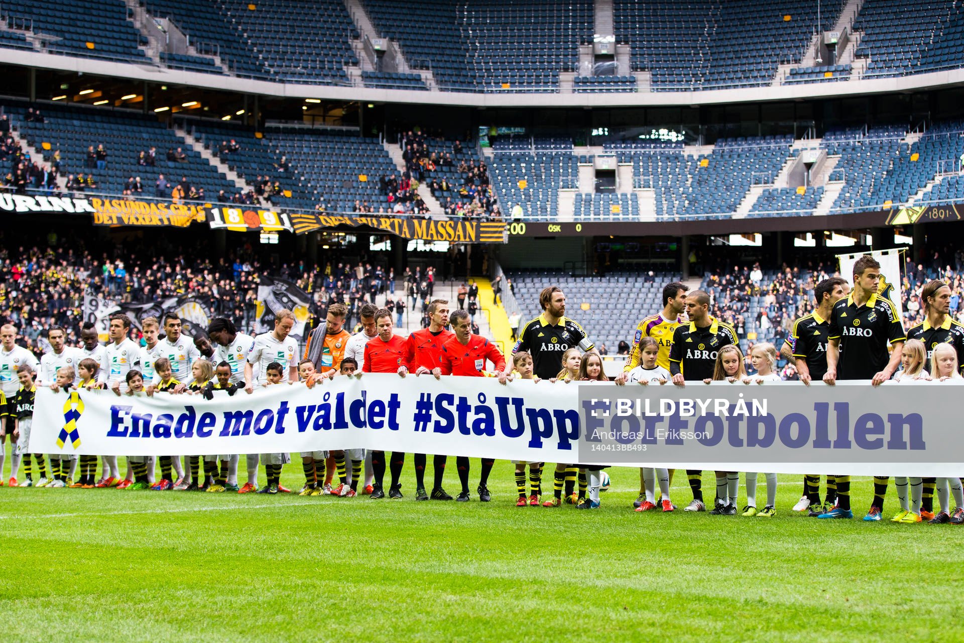s spelare visar upp en banderoll med texten Enade mot