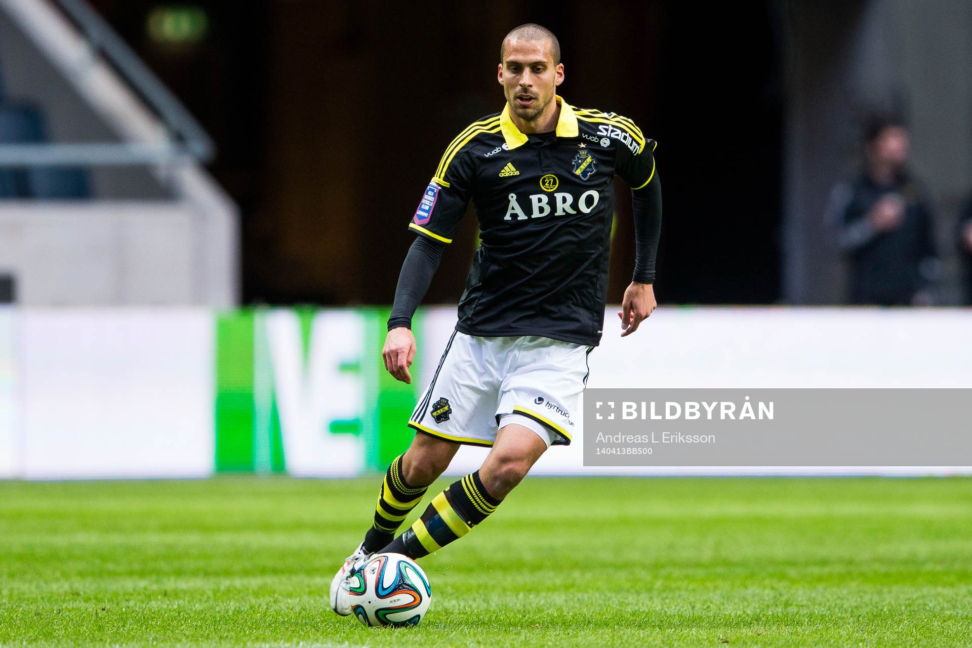 s Panajotis Dimitriadis med bollen