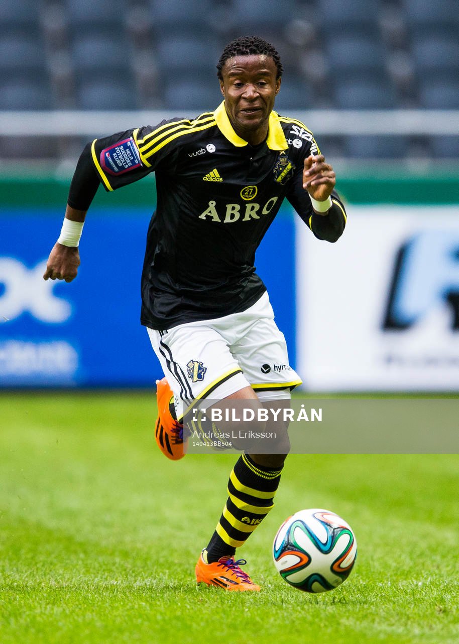s Kennedy Igboananike med bollen