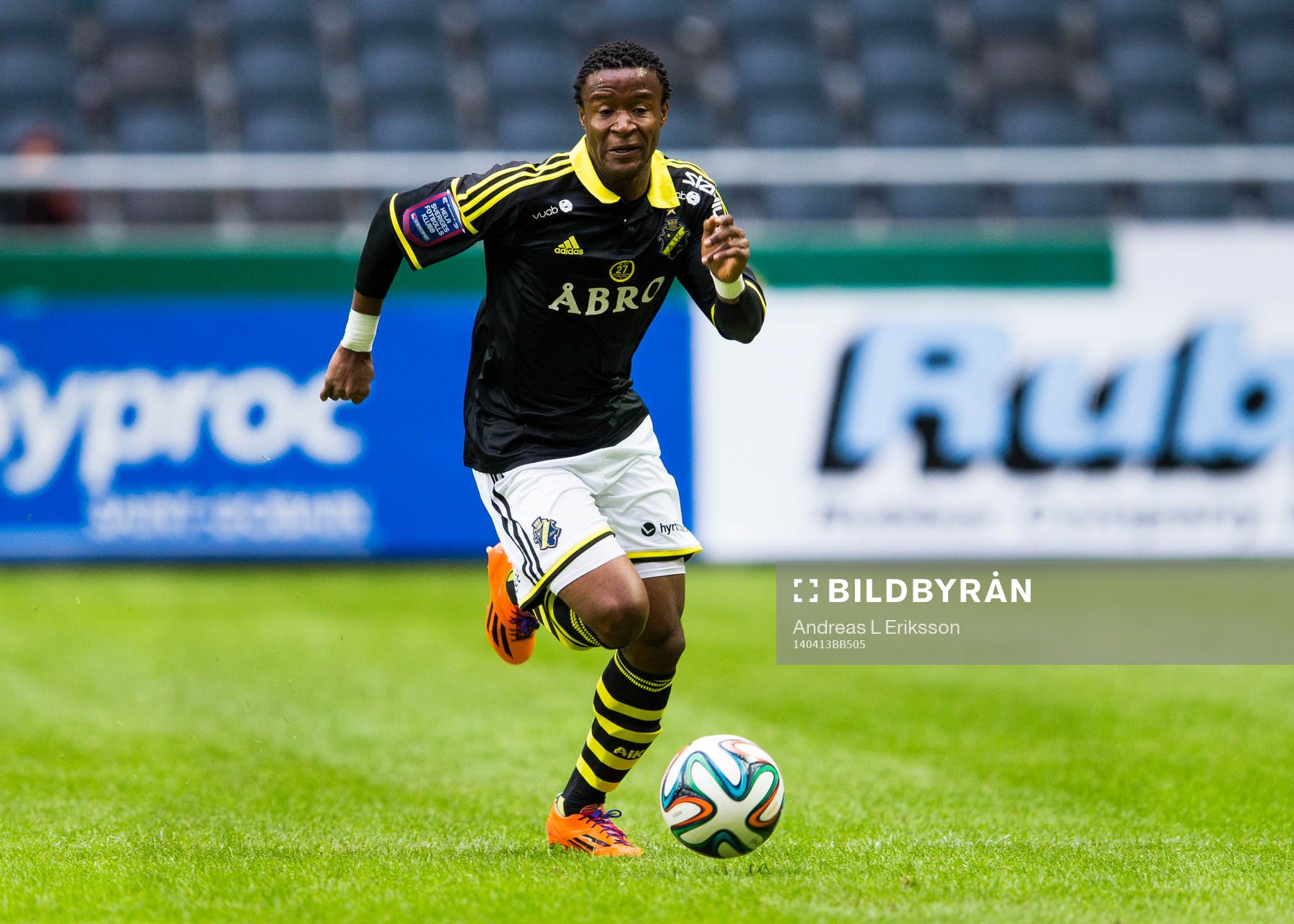 s Kennedy Igboananike med bollen