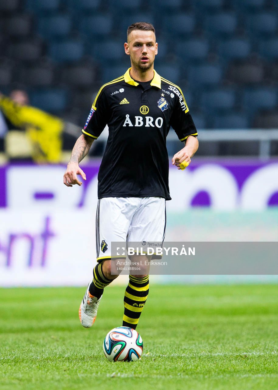 s Alexander Milosevic med bollen
