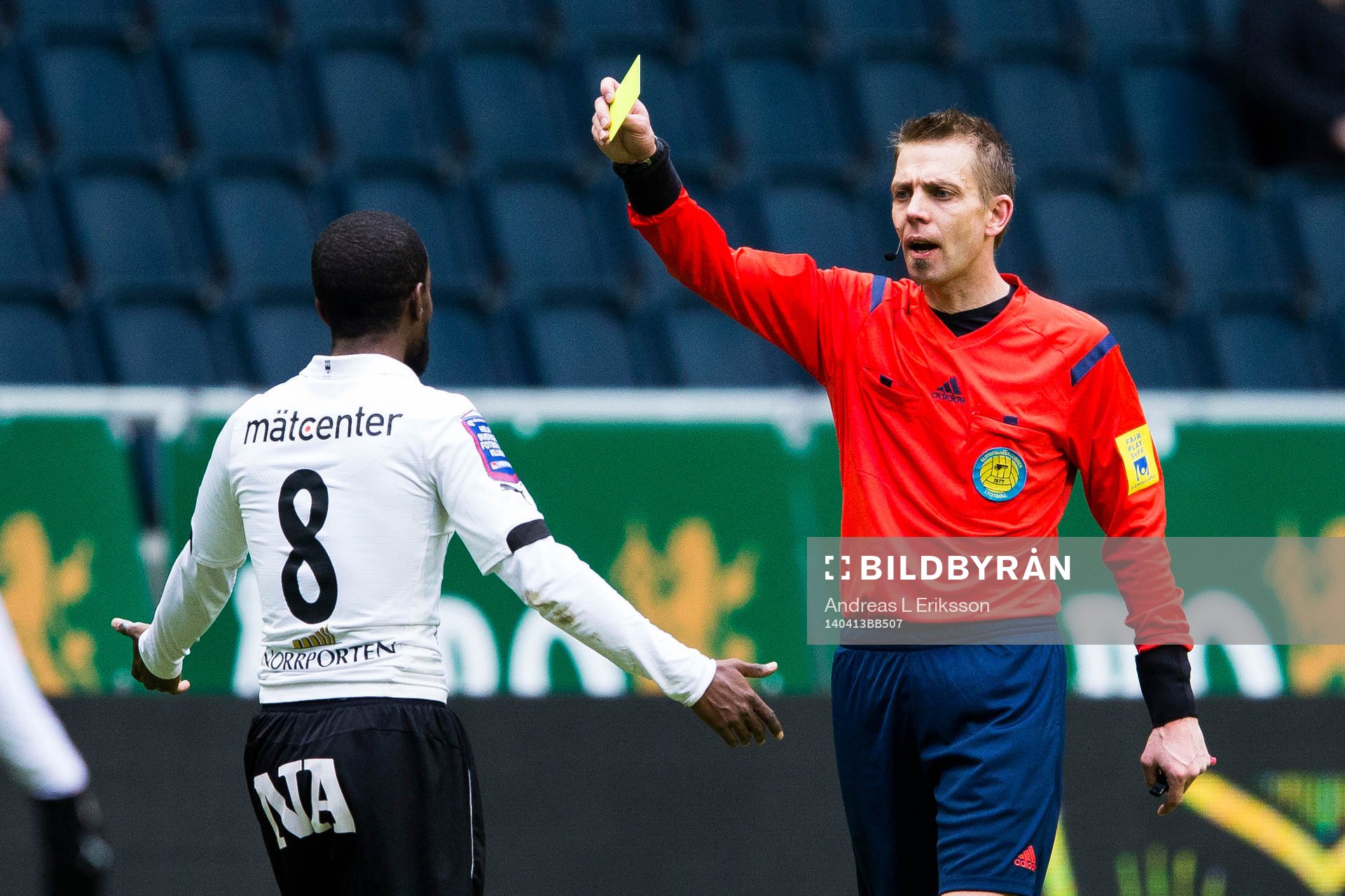 Örebros Mohammed Saeid får gultkort av domare Johan Hamlin