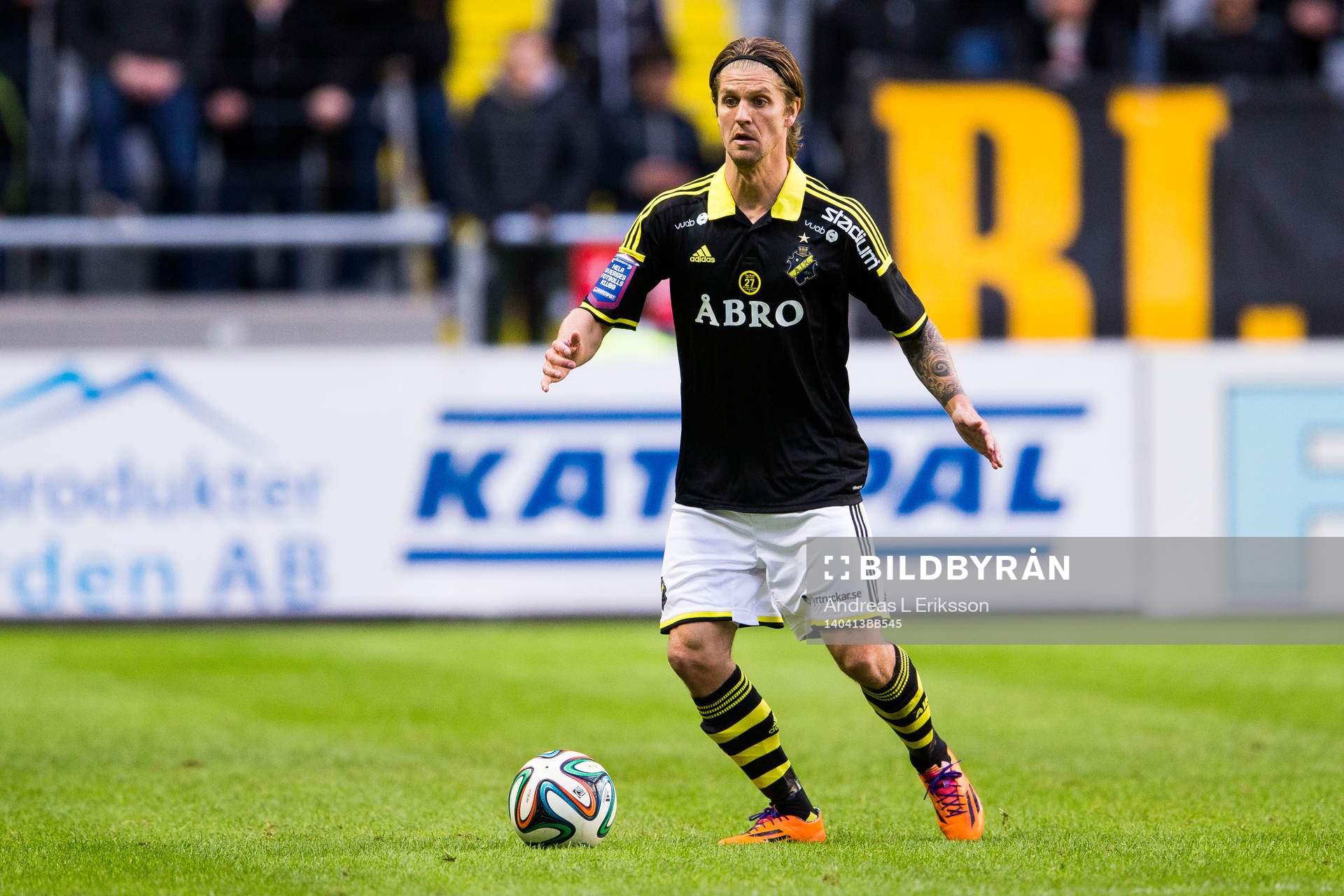 s Martin Lorentzson med bollen