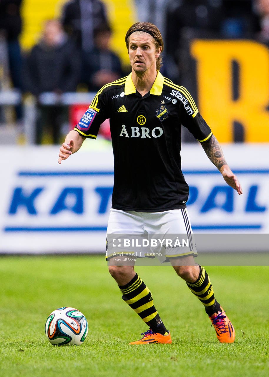 s Martin Lorentzson med bollen