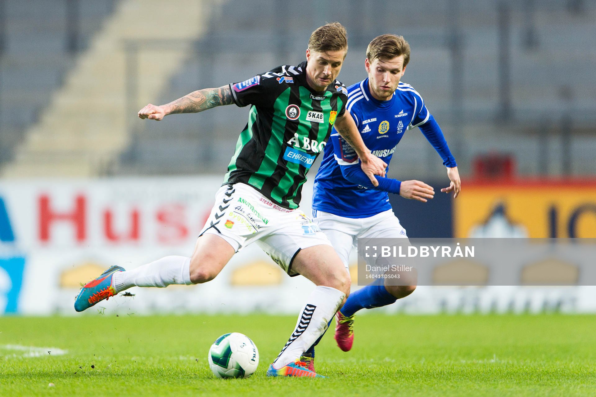 GAIS Andreas Drugge i kamp med Sundsvalls Johan Lundgren under fotbollsmatchen i Superettan mellan Gais och Sundsvall den 13 april 2014 i Göteborg.