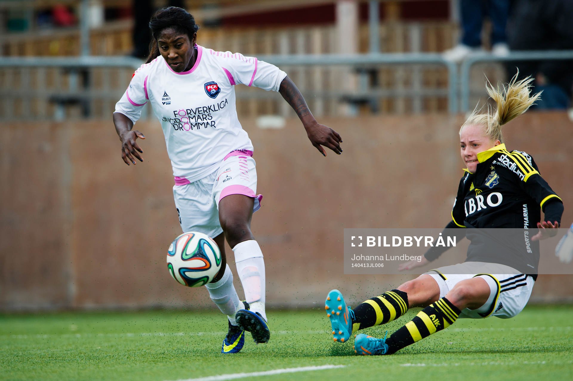 Rosengårds Anita Asante och AIKs Sara Storck under fotbollsmatchen i allsvenskan för damer mellan AIK och Rosengård den 13 april 2014 i Stockholm.