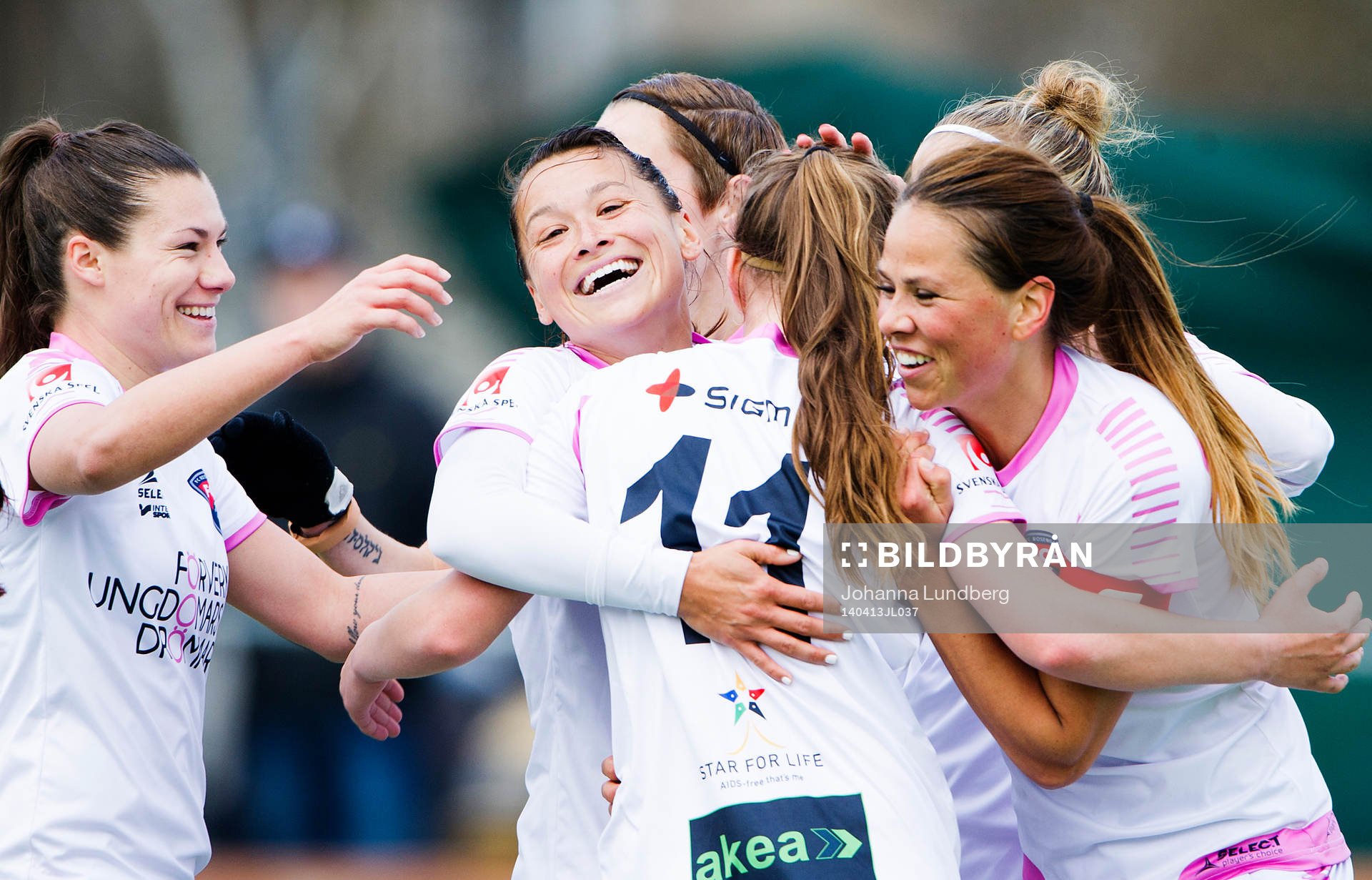 Rosengårds spelare jublar efter att Sarah Mellouk gjort 0-2 målet under fotbollsmatchen i allsvenskan för damer mellan AIK och Rosengård den 13 april 2014 i Stockholm.
