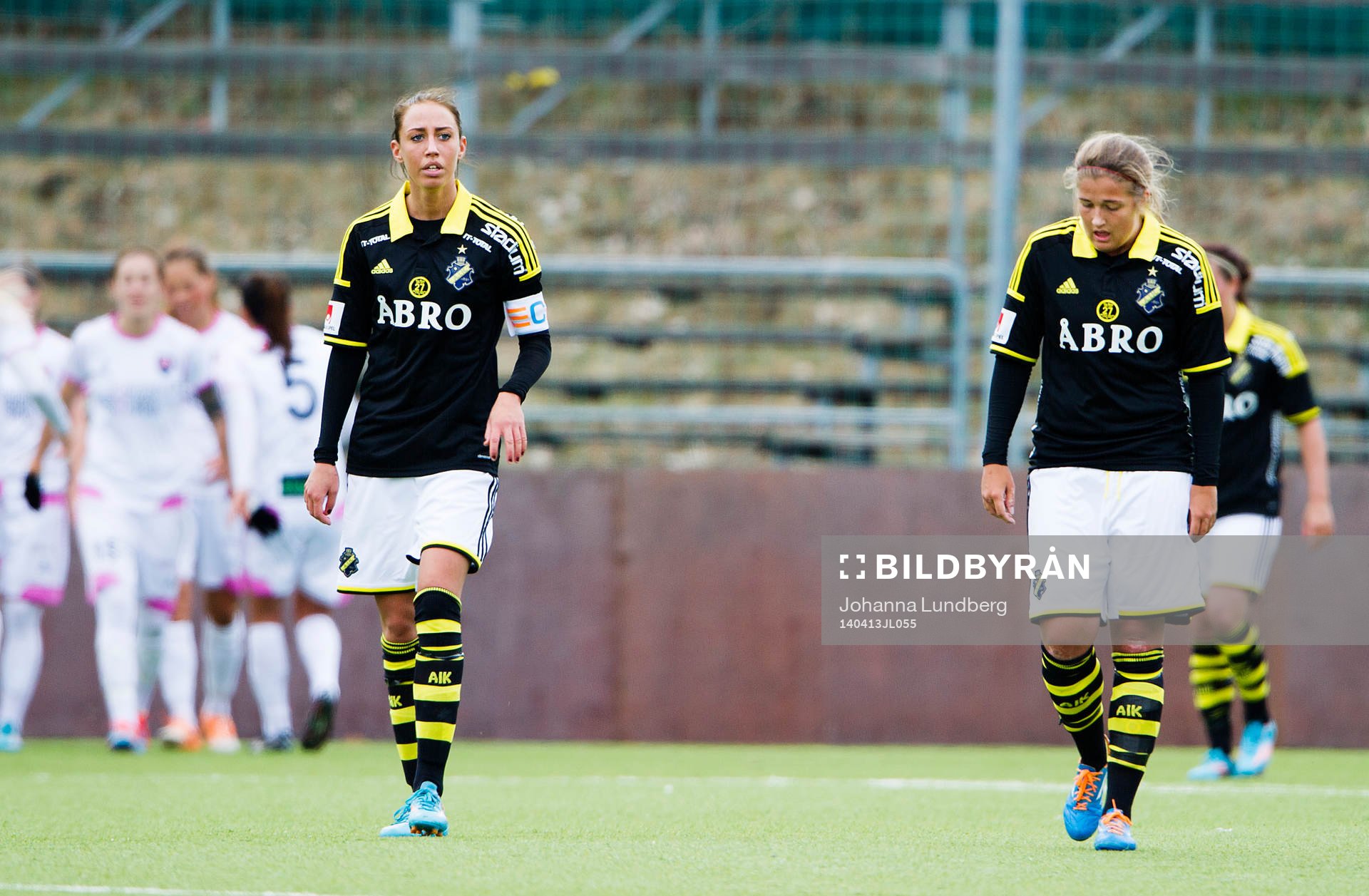 AIKs Petra Andersson  och Filippa Angeldal deppar