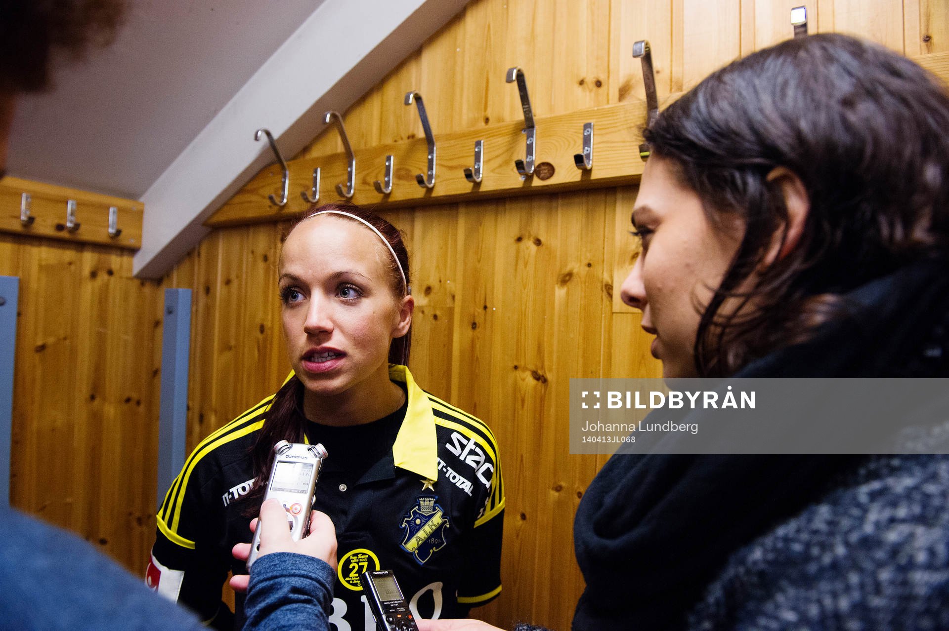 AIKs  Malin Levenstad  blir intervjuad av media