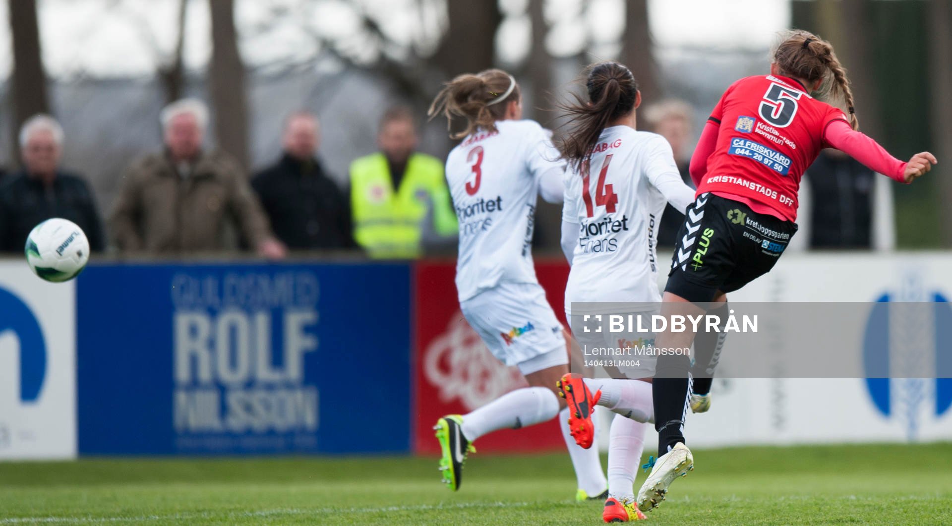 Kristianstads Olivia Welin skjuter 2-0 i matchen i