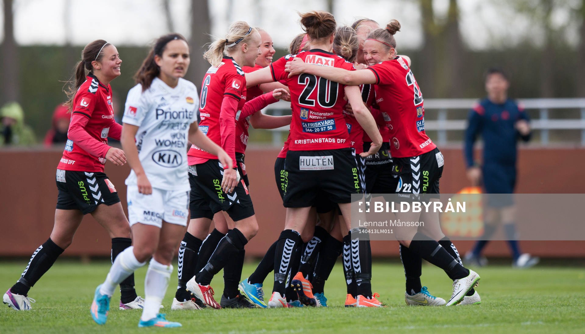 Kristianstads Olivia Welin grattas till 2-0, medan Tyresös