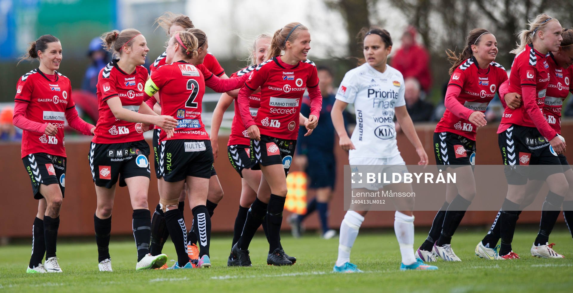 Kristianstads Olivia Welin grattas till 2-0, medan Tyresös