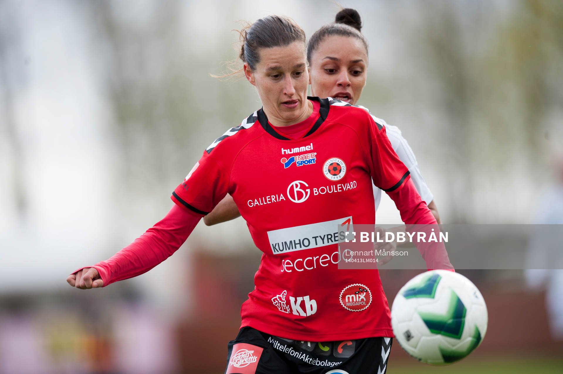 Tyresös Rilany Aguiar Da Silva tittar fram bakom Kristianstads Johanna Rasmussen i matchen i damallsvenskan i fotboll mellan Kristianstad och Tyresö 13 april 2014.