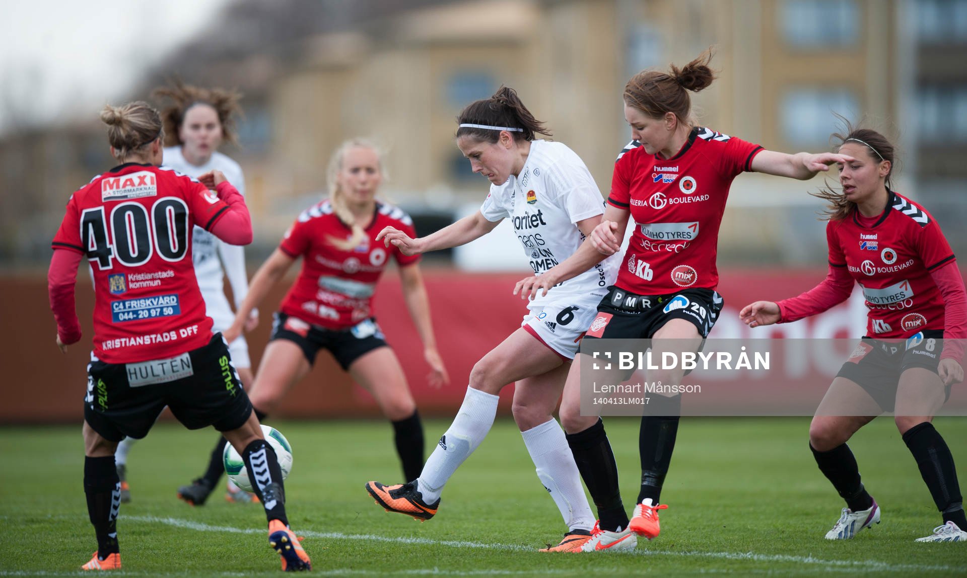 Tyresös Madelaine Edlund mot många Kristianstads-spelare