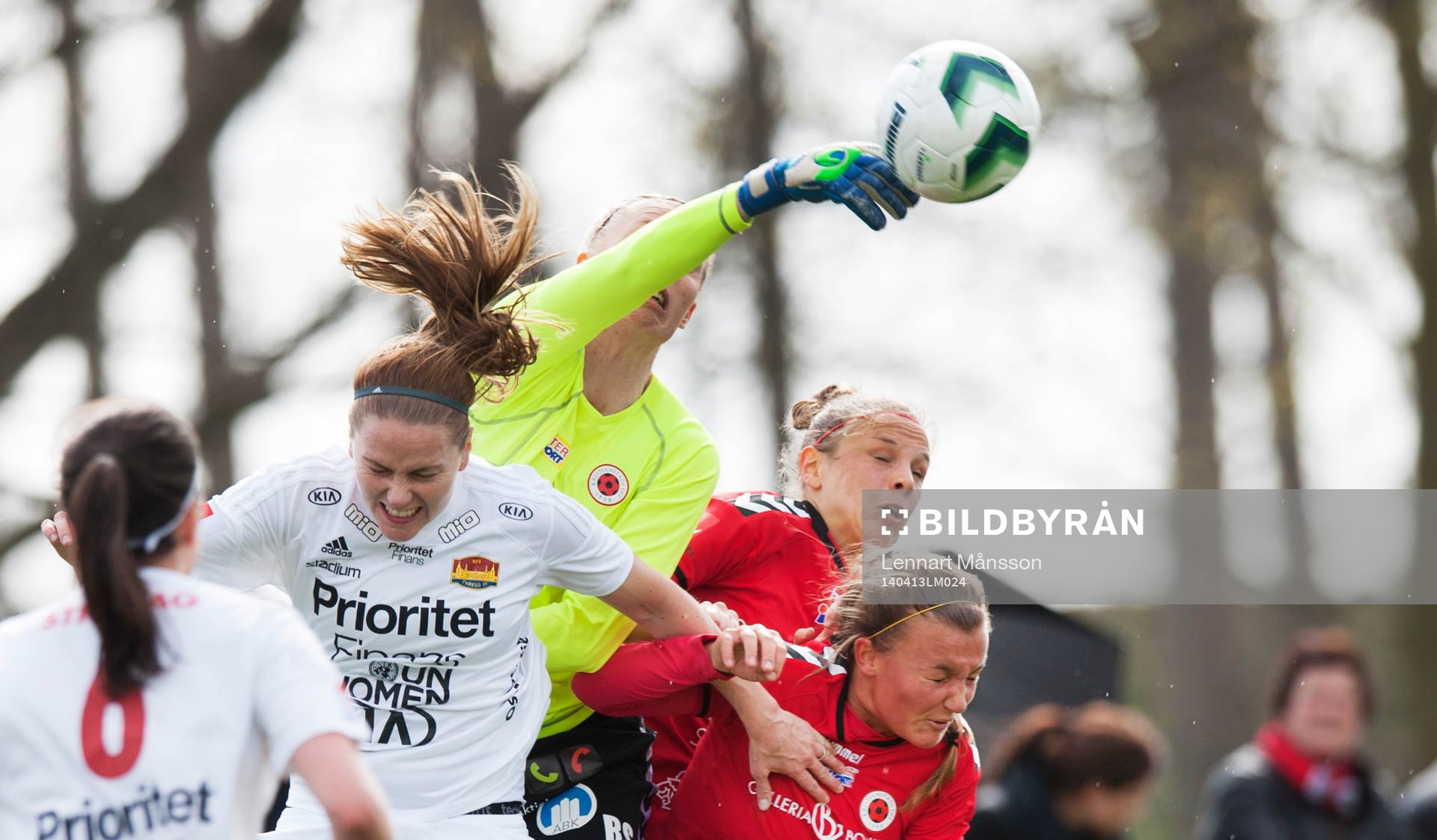 Kristianstads målvakt Hedvig Lindahl boxar bort bollen