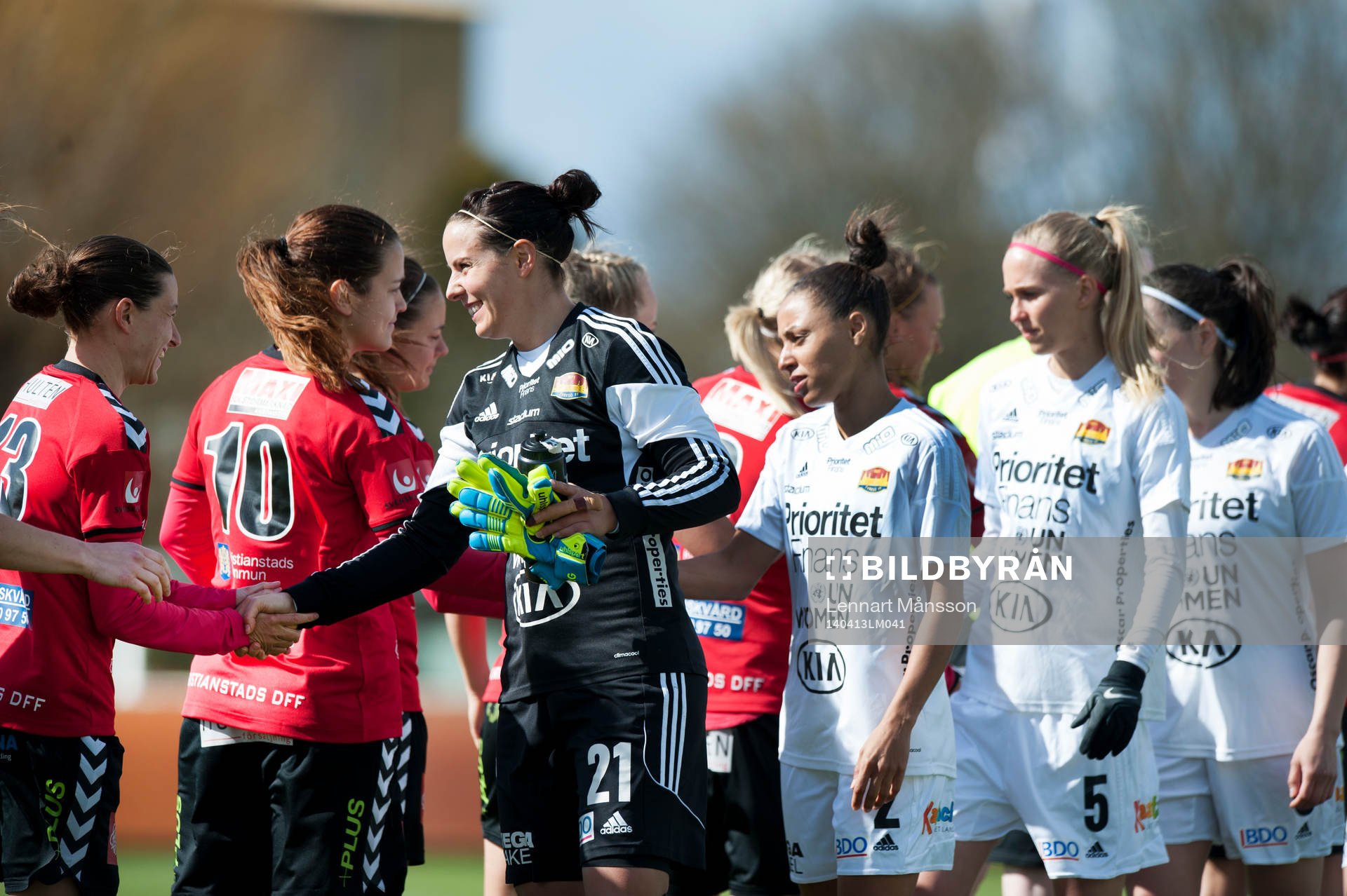 Spelarna hälsar på varandra inför, här Tyresös Carola
