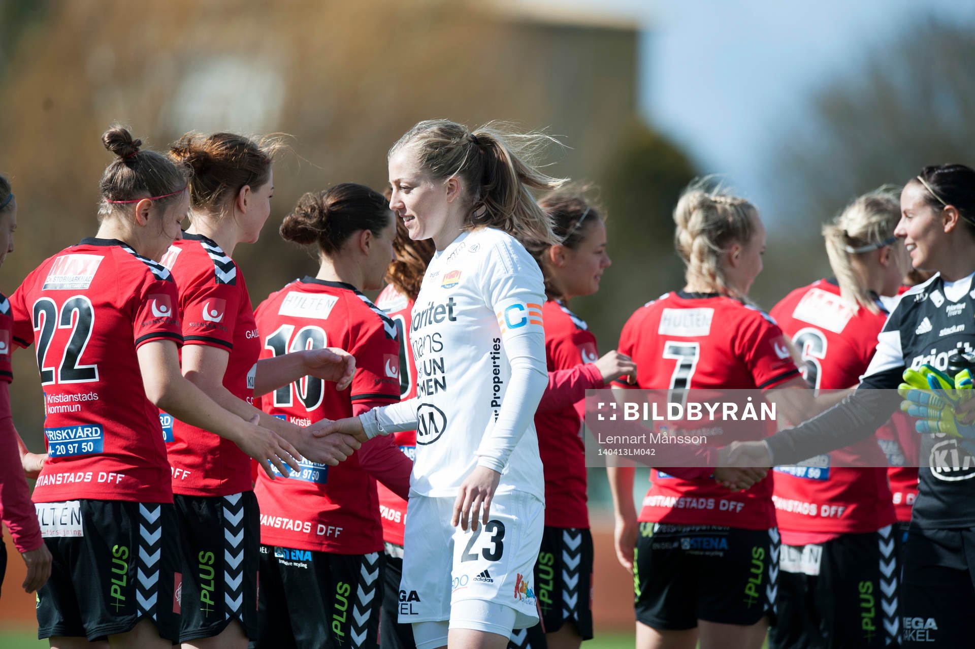Spelarna hälsar på varandra inför, här Tyresös Linda
