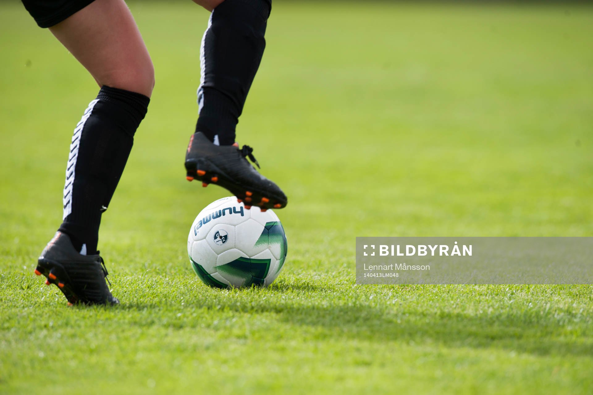 Fot, fotbollssko, boll, gräs i matchen i damallsvenskan i