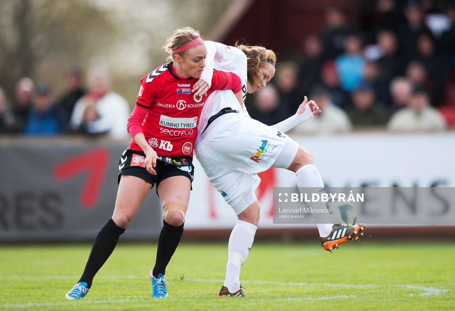 Kristianstads Sif Atladottir brottas med Tyresös Lisa