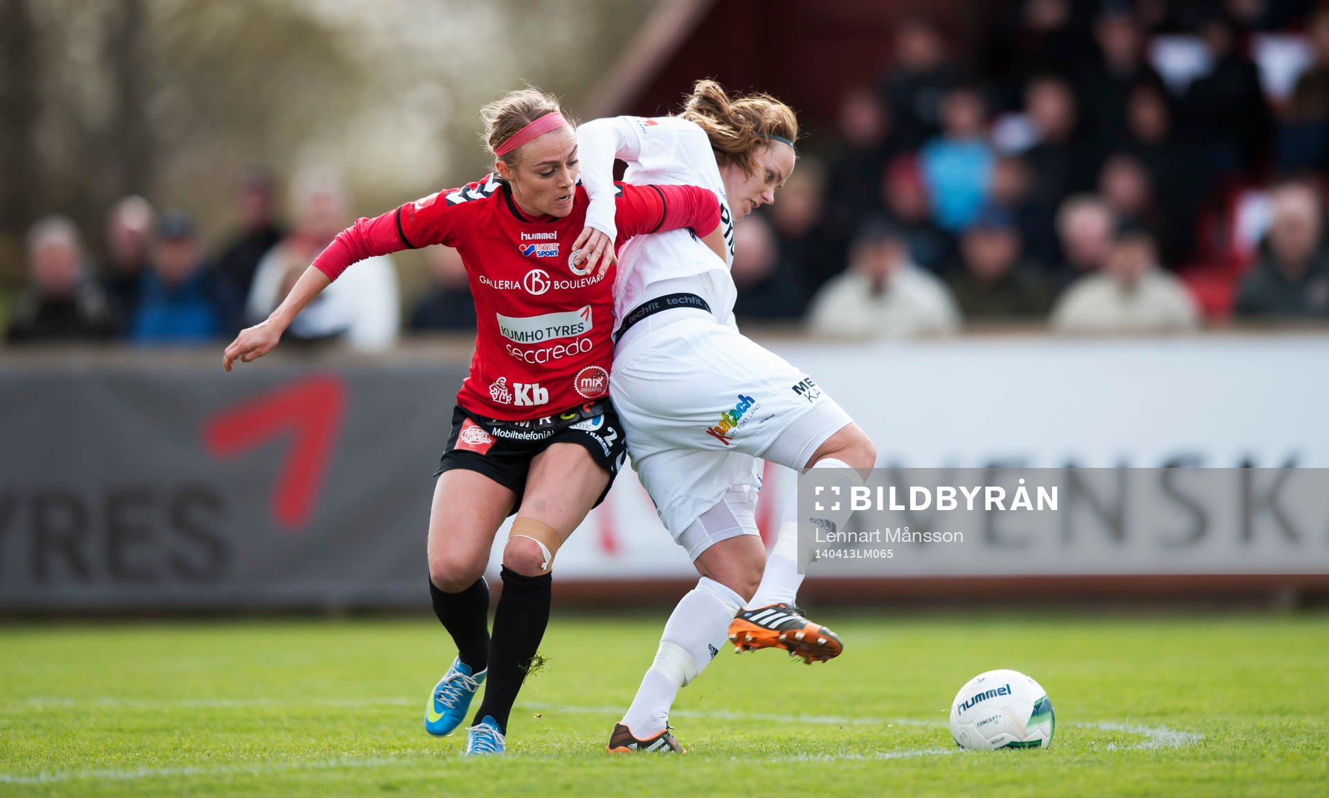 Kristianstads Sif Atladottir brottas med Tyresös Lisa