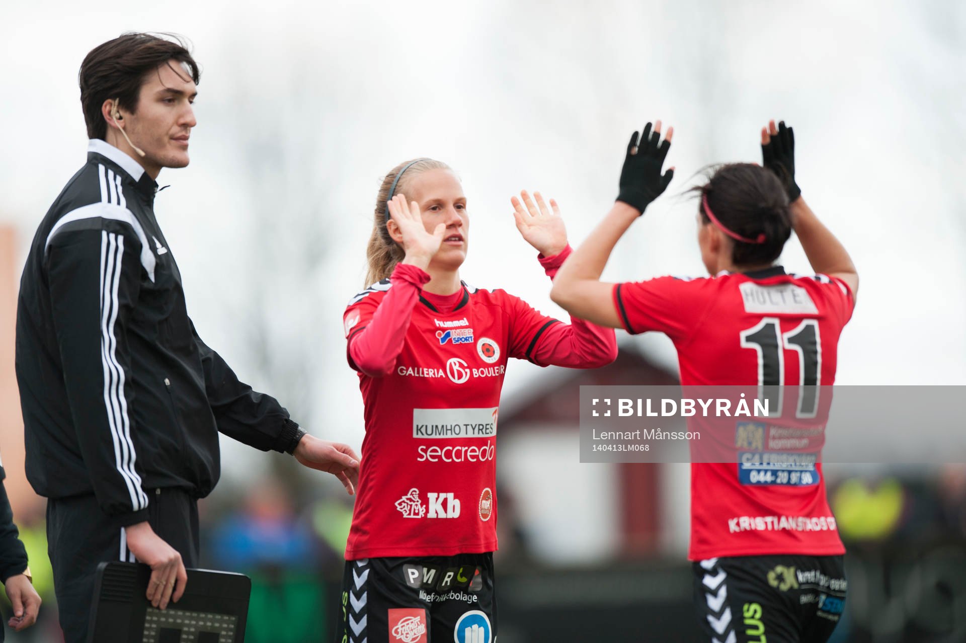 Kristianstads Amanda Persson byts in istället för Susanne Moberg i matchen i damallsvenskan i fotboll mellan Kristianstad och Tyresö 13 april 2014.