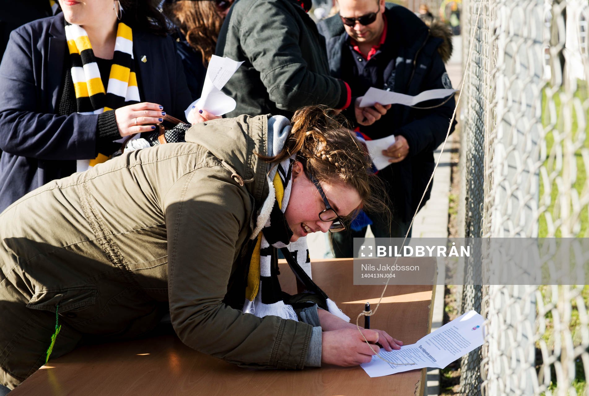 En supporter till Häcken skriver på kontraktet som alla
