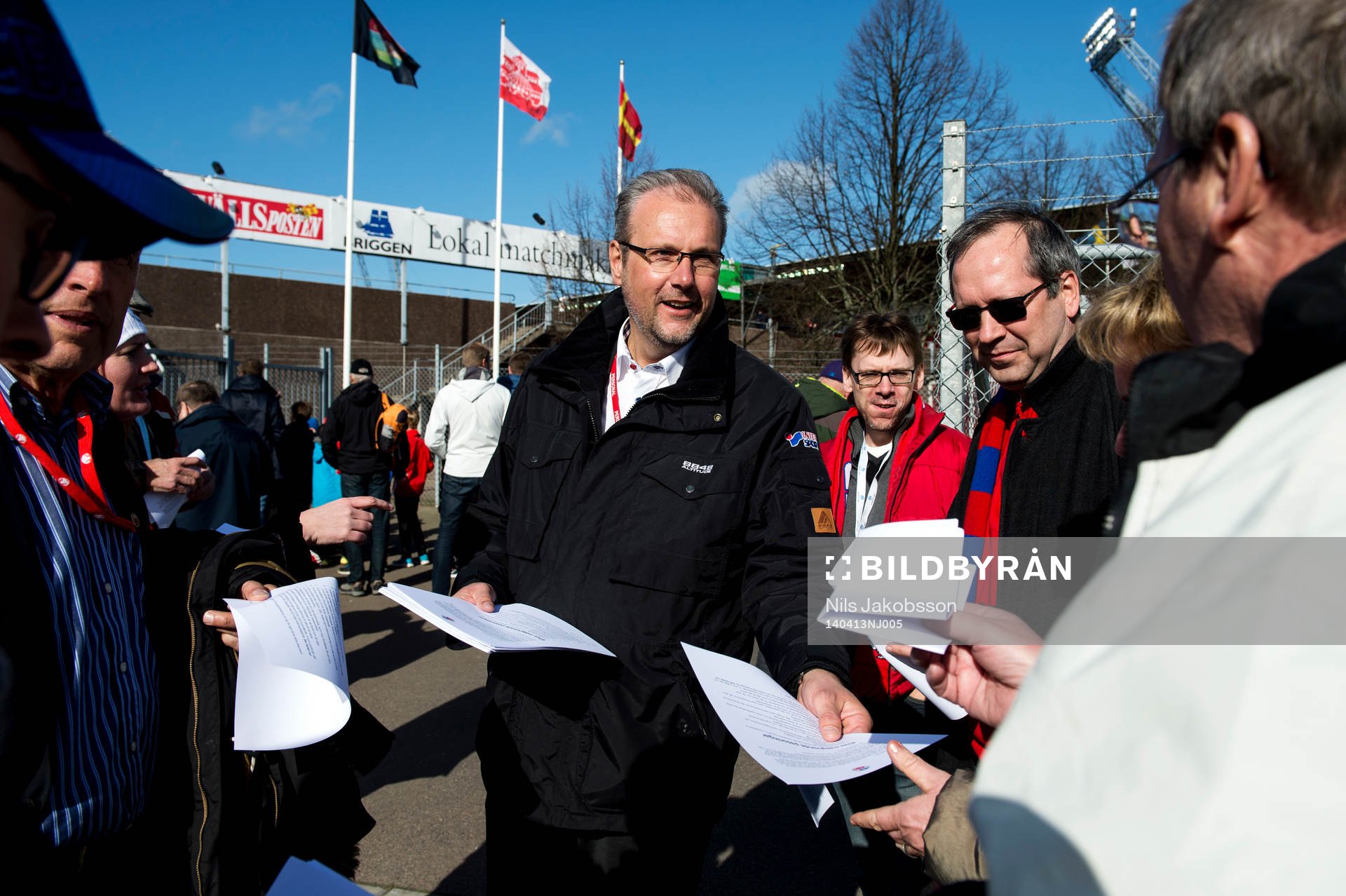 Helsingborgs klubbdirektör Paul Myllenberg delar ut det