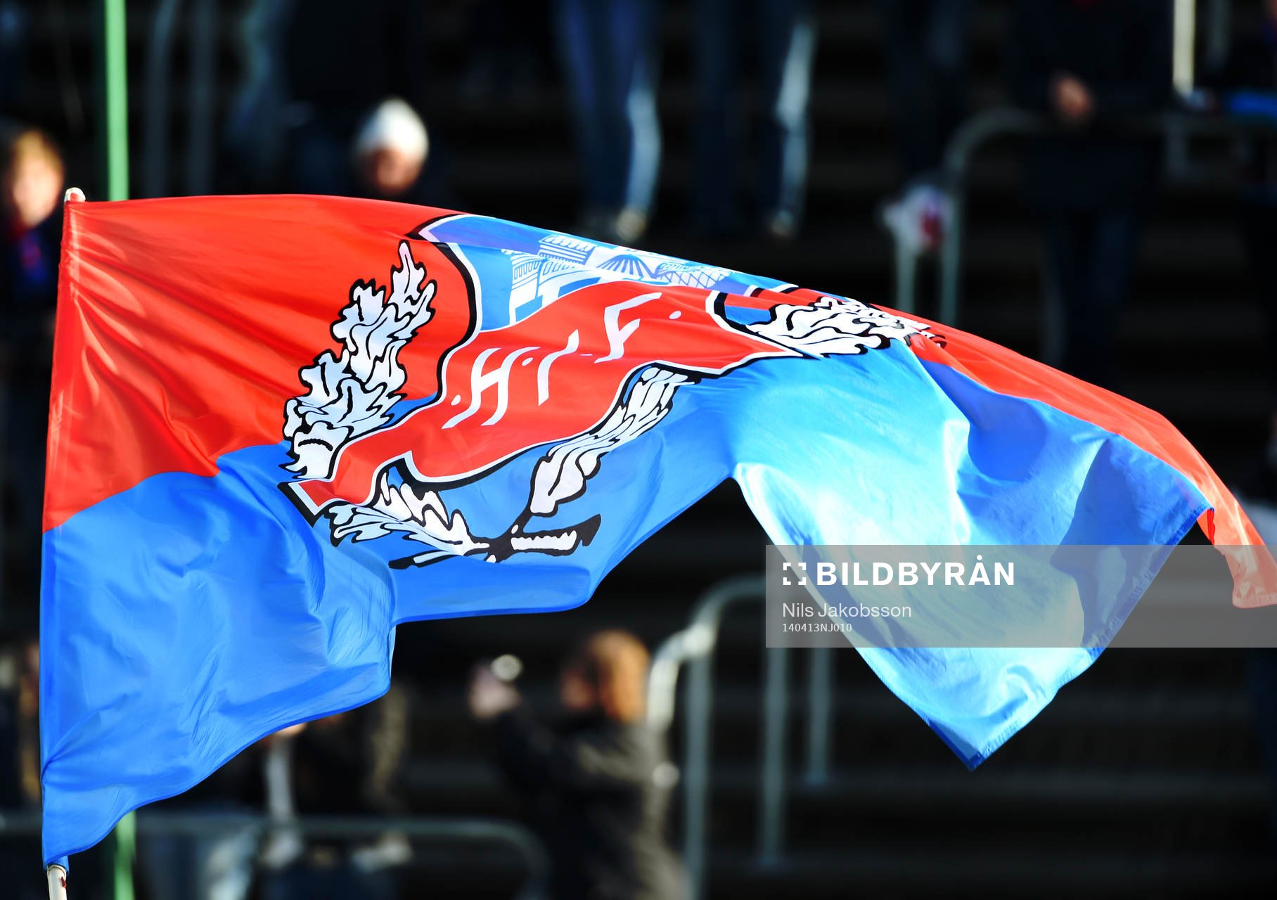 Helsingborgs fana vajar i vinden under den allsvenska fotbollsmatchen mellan Helsingborg och Häcken den 13 april 2014 i Helsingborg.
