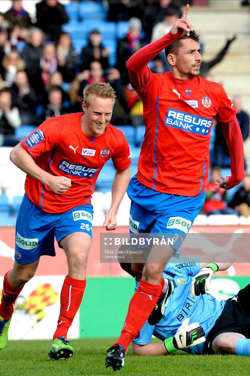 Helsingborgs Loret Sadiku jublar med Peter Larsson