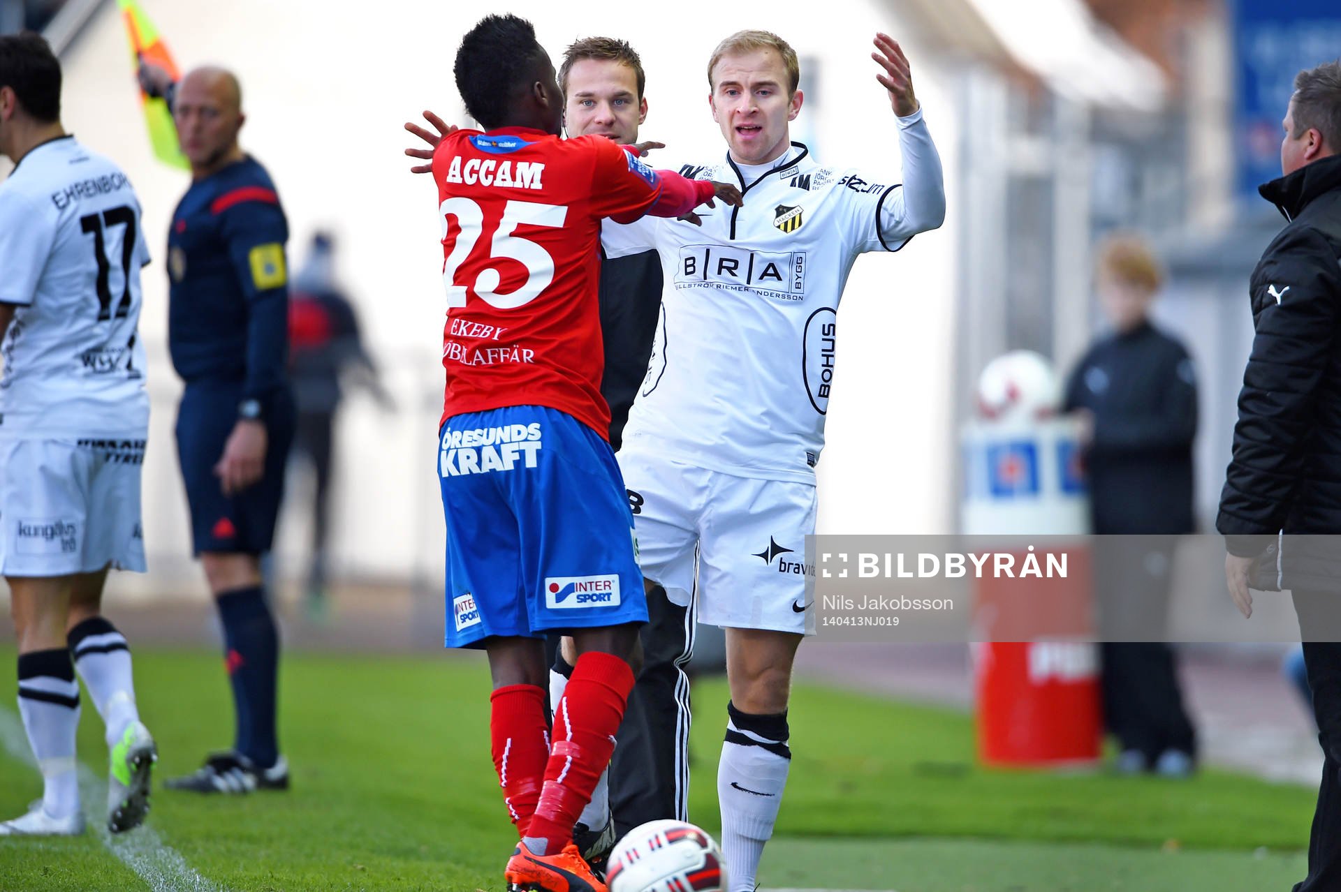 Helsingborgs David Accam knuffar Häckens Björn Anklev