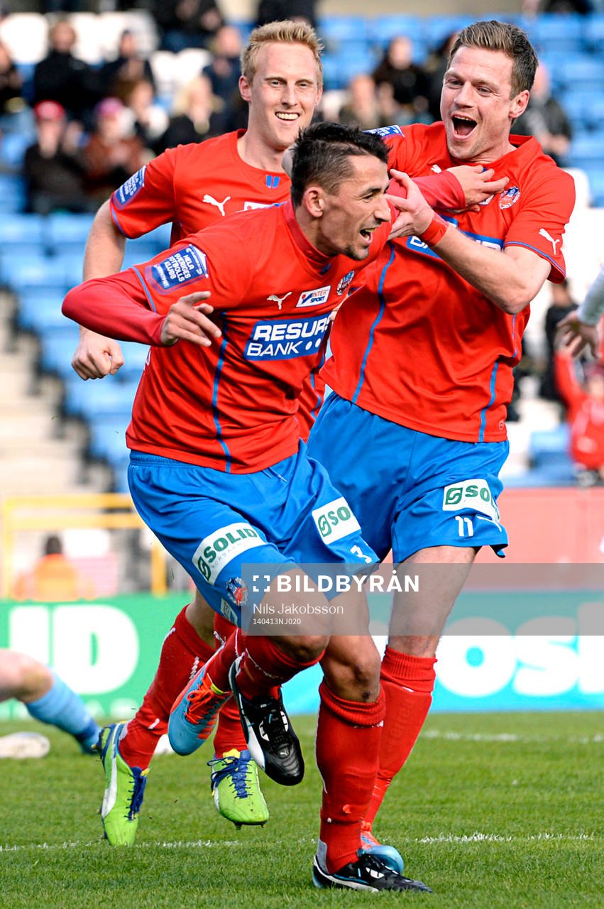Helsingborgs Loret Sadiku jublar med Peter Larsson och