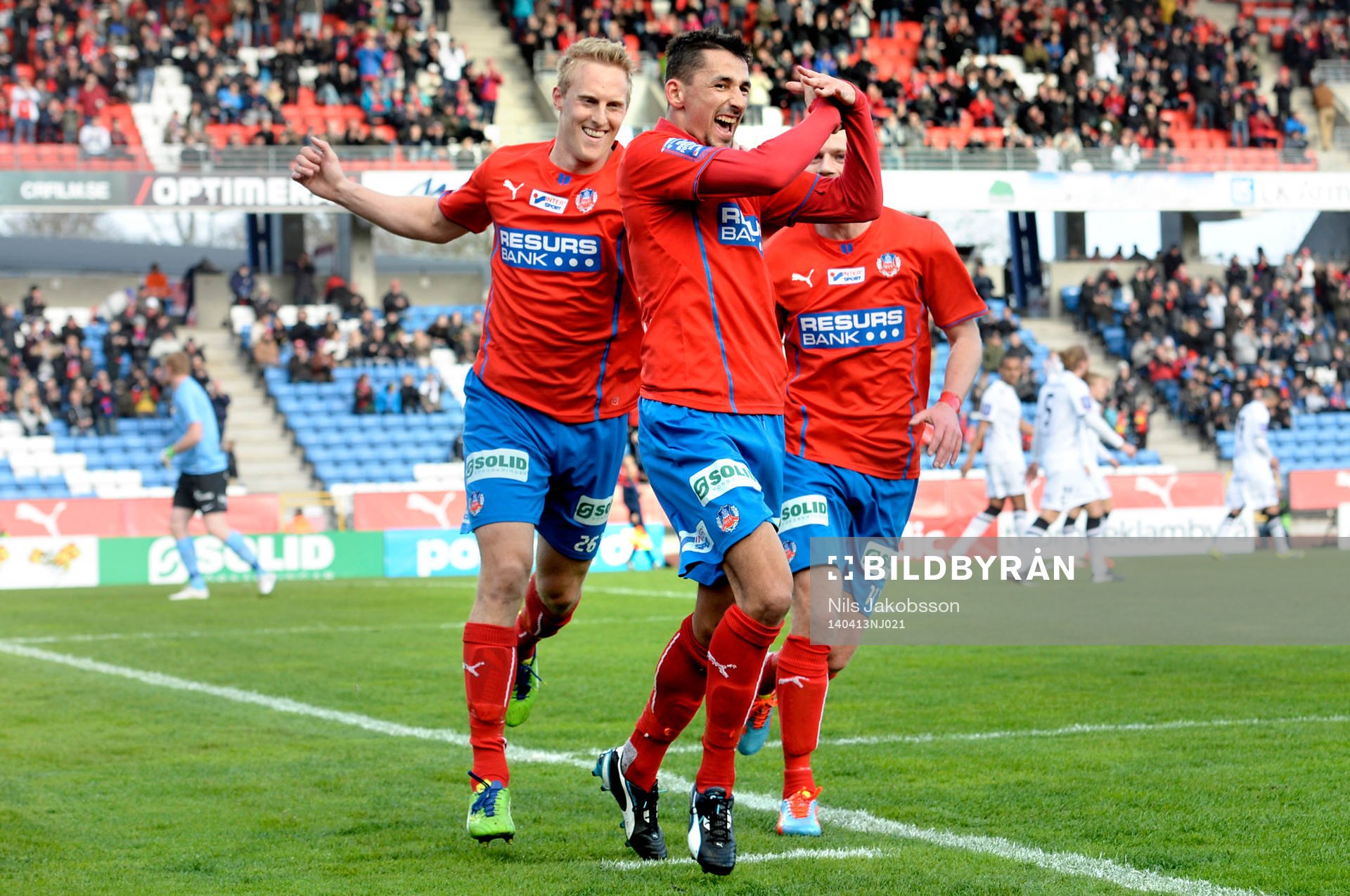 Helsingborgs Loret Sadiku jublar med Peter Larsson och