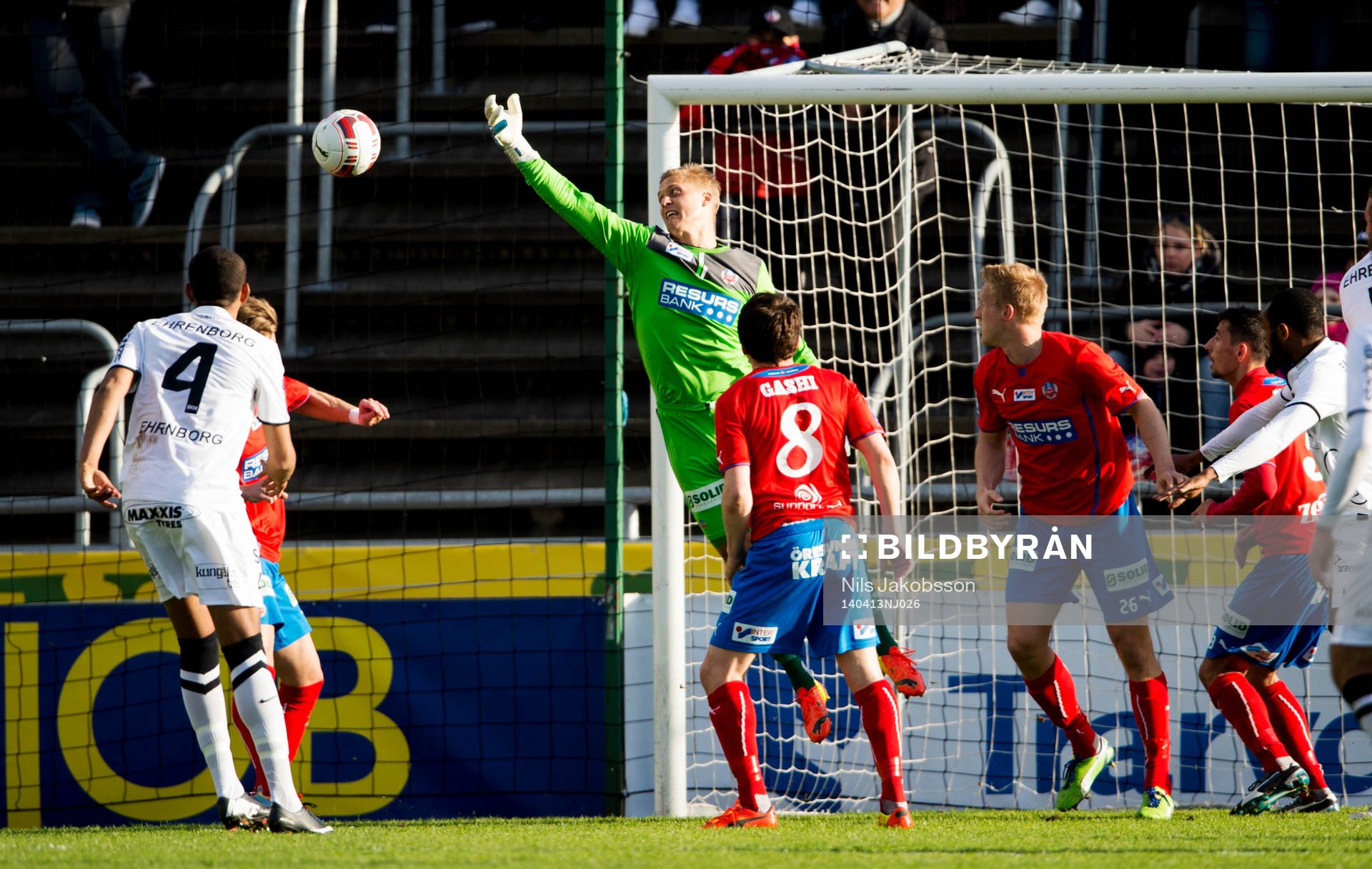 Helsingborgs målvakt Pär Hansson missar ett inlägg