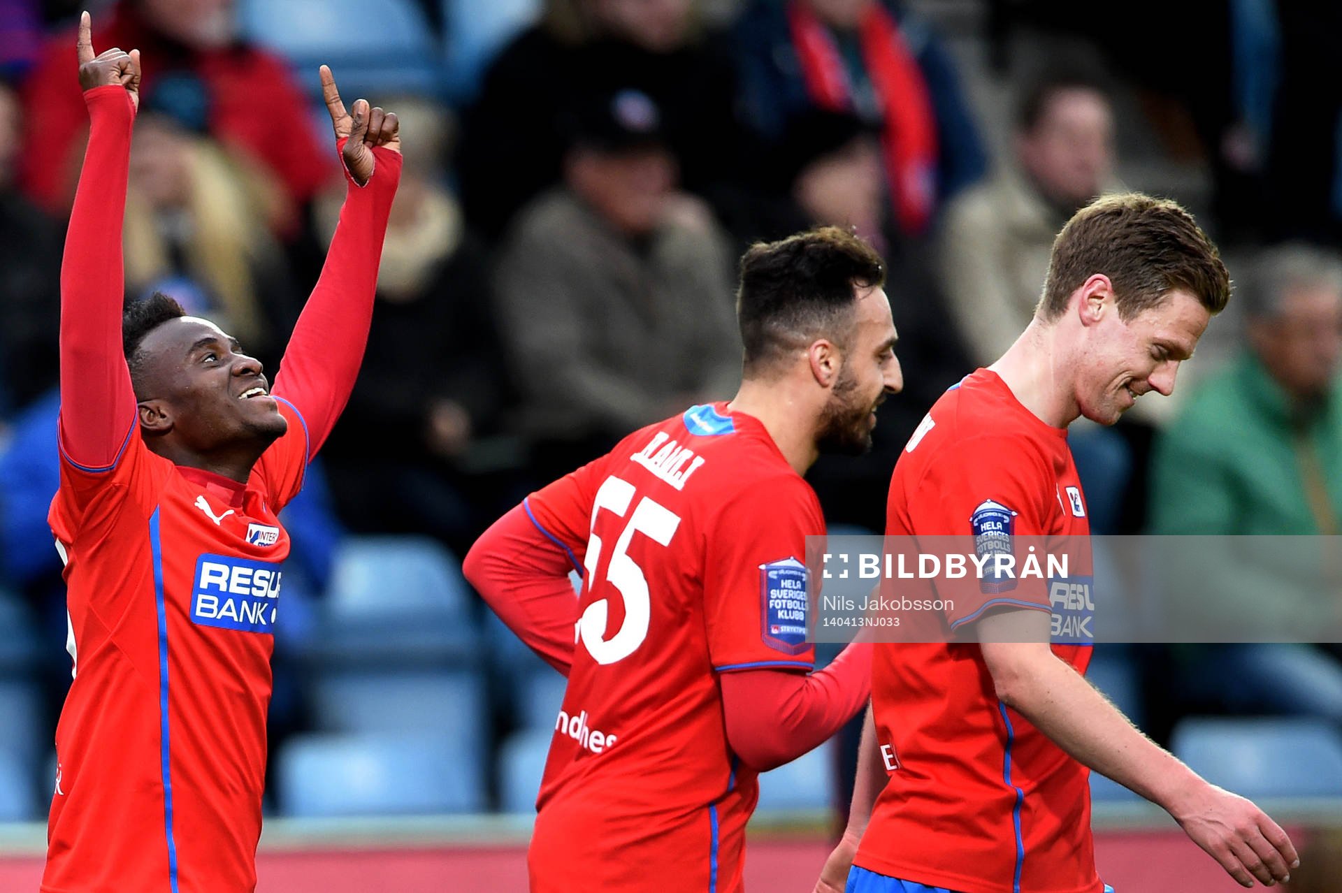 Helsingborgs David Accam (tv) jublar