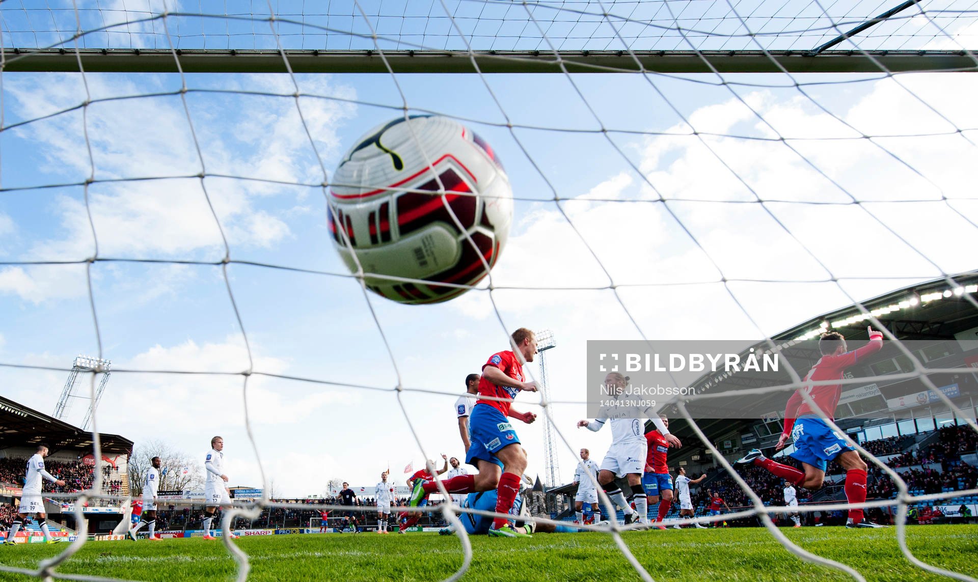 Helsingborgs Loret Sadiku gör 1-0 och jublar med