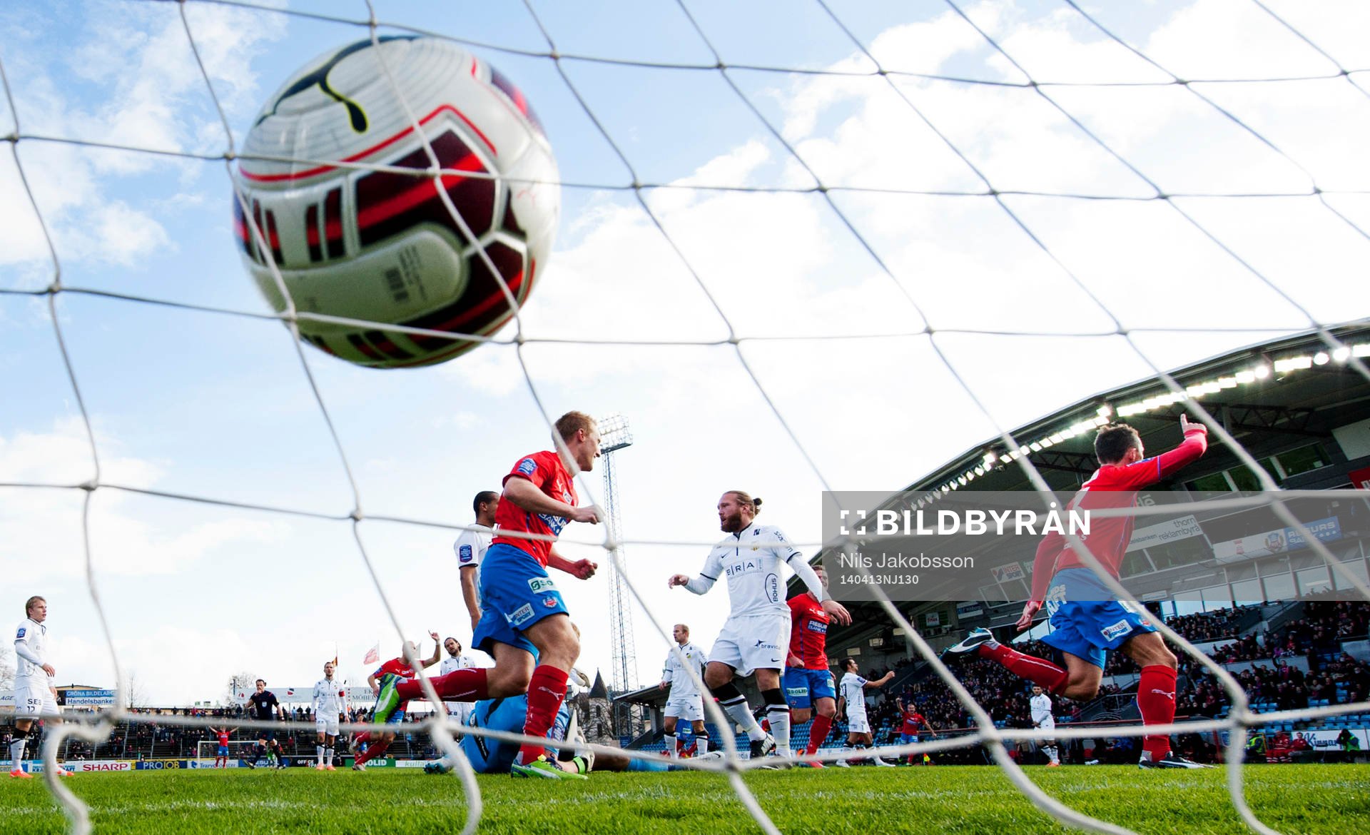 Helsingborgs Loret Sadiku gör 1-0 och jublar med