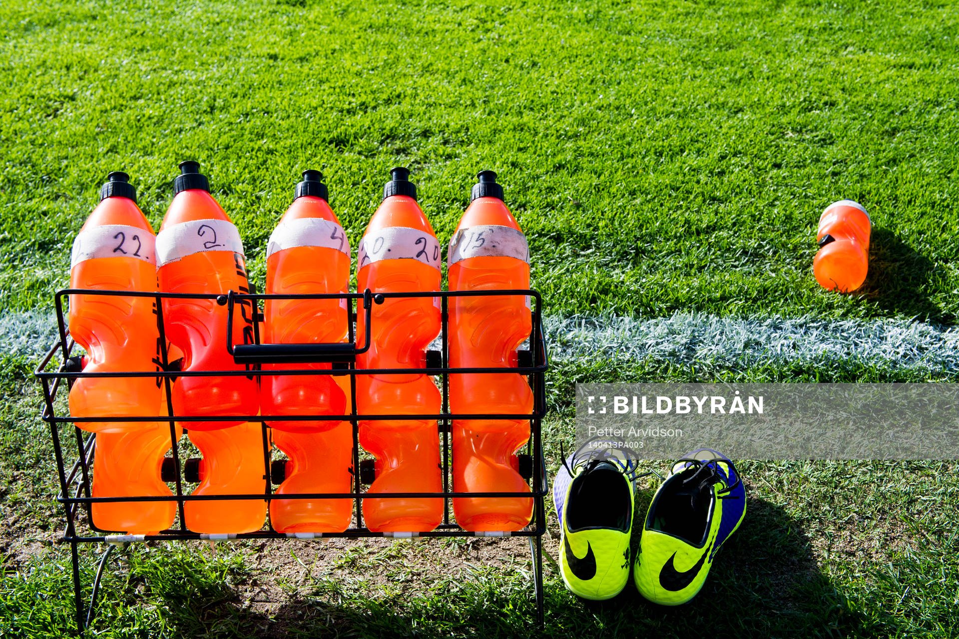 Ett ställ med vattenflaskor och ett par fotbollsskor under fotbollsmatchen i Allsvenskan mellan Halmstad och Norrköping den 13 april 2014 i Halmstad.