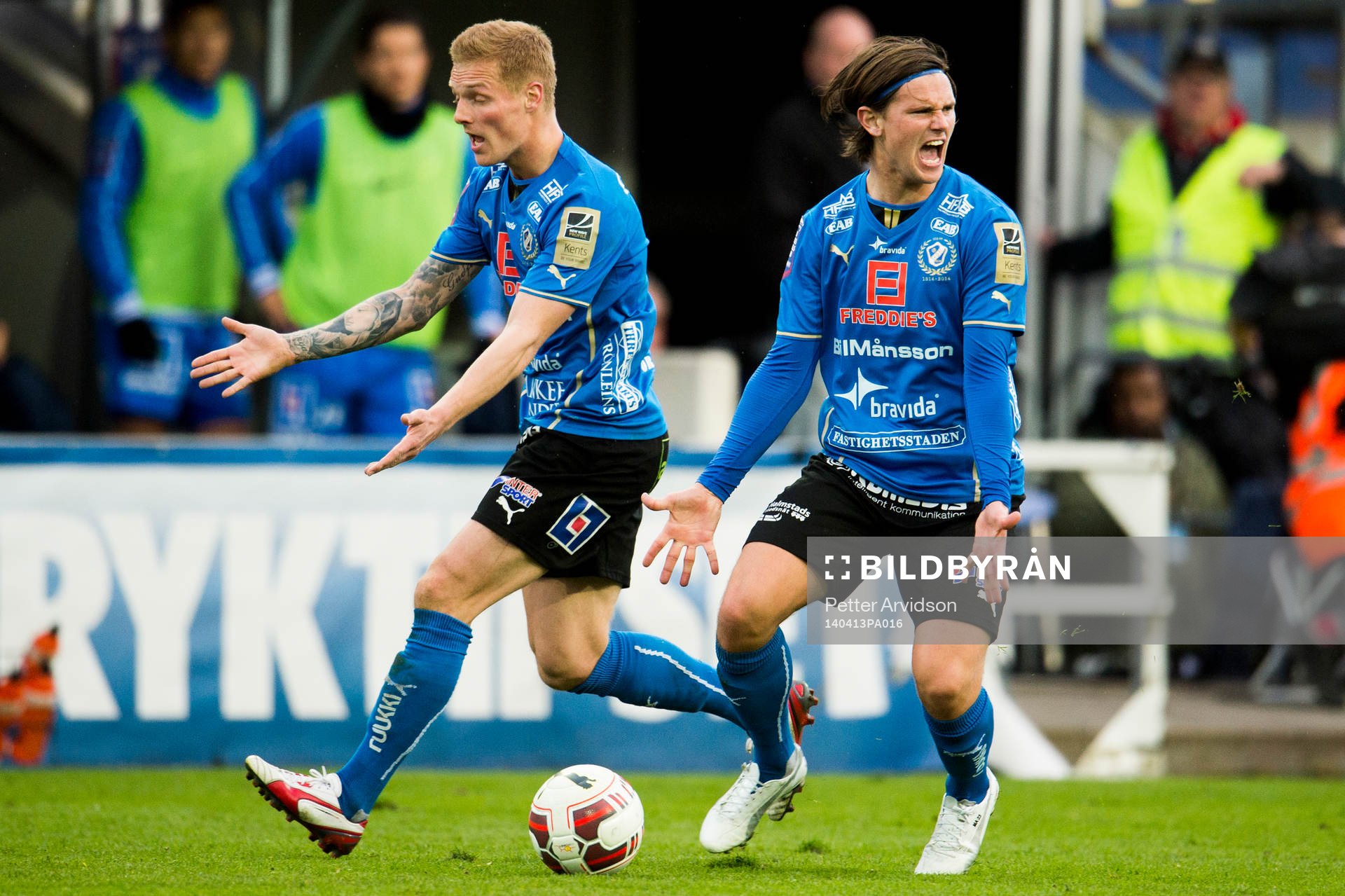 Halmstads Gudjón Baldvinsson och Marcus Antonsson reagerar