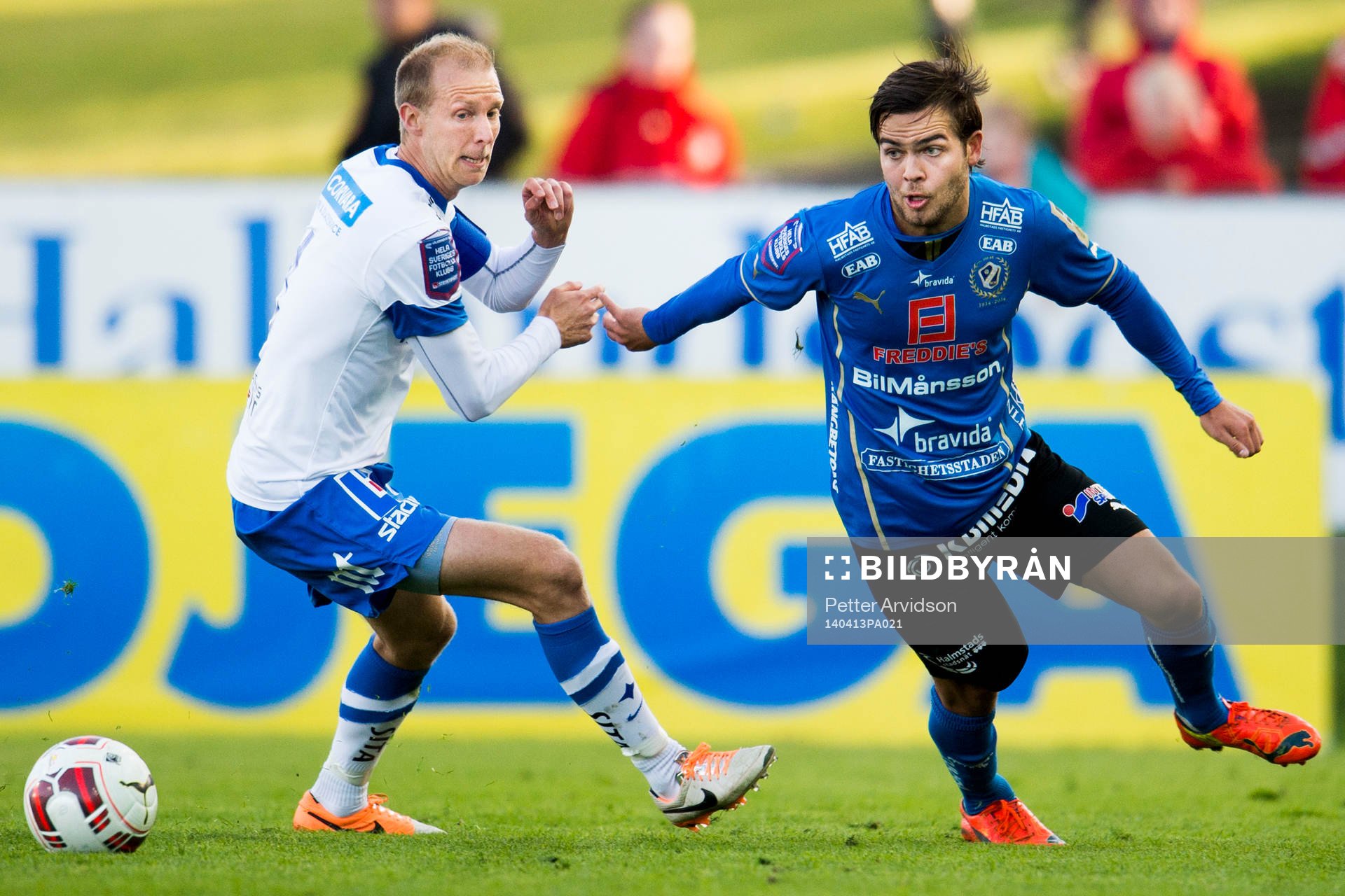 Halmstads Kristinn Steindorsson tar sig förbi Norrköpings
